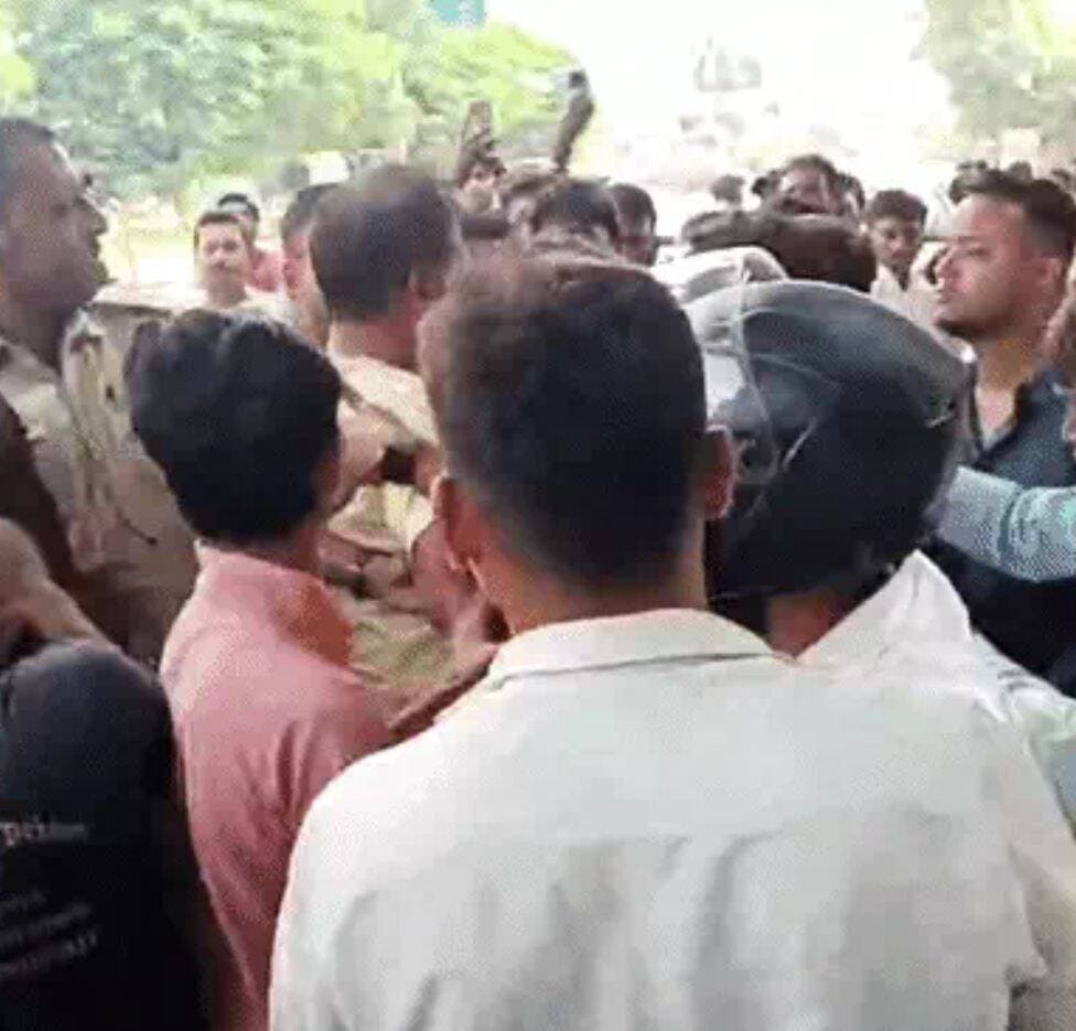 मुजफ्फरपुर में अपहरण की कोशिश, यूपी से पहुंचे 12 लोग; एक आरोपी पकड़ा गया, 11 फरार
पूरी खबर कमेंट बॉक्स में पढ़ें