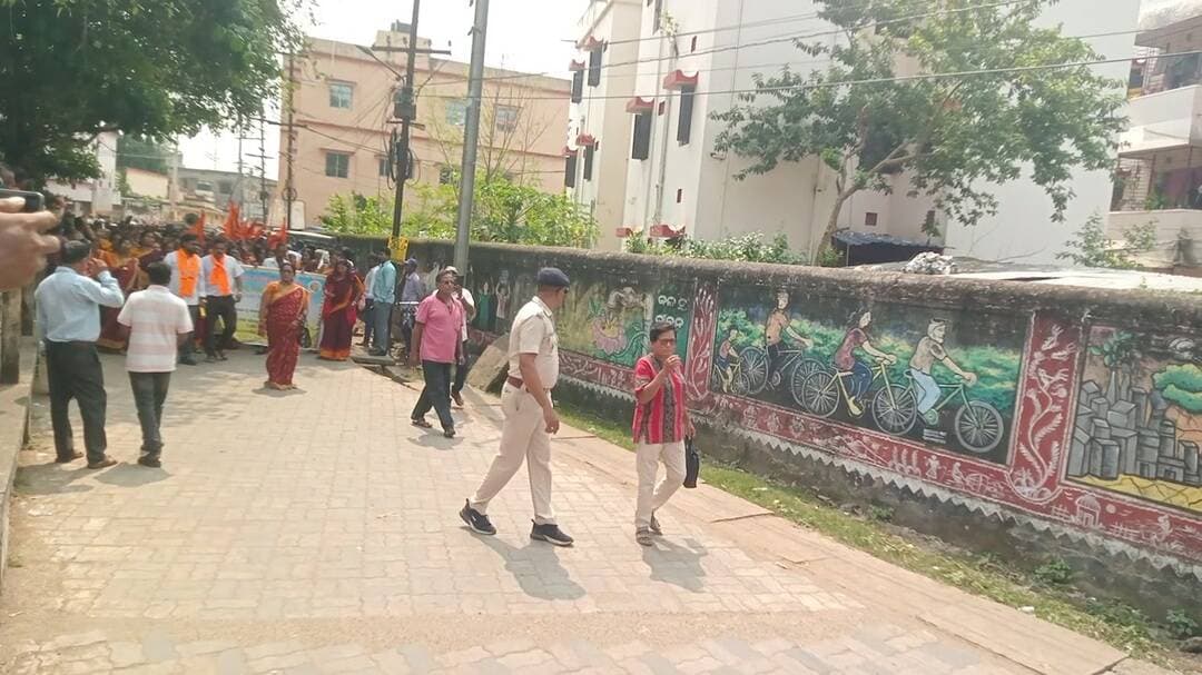 କେନ୍ଦ୍ରାପଡା: କେନ୍ଦ୍ରାପଡ଼ା ଜିଲ୍ଲାପାଳ ଅଫିସ ଆଗରେ ହଜାର ହଜାର ଅଙ୍ଗନୱାଡି କର୍ମୀଙ୍କ ବିଶାଳ ପ୍ରତିବାଦ