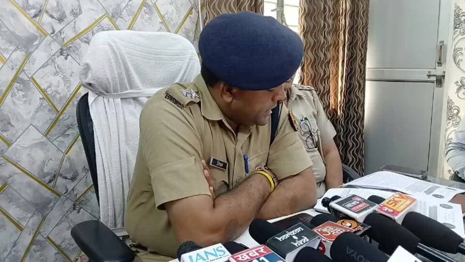 भारत वेस्टइंडीज क्रिकेट मैच पर सट्टेबाजी करते आरोपी गिरफ्तार, कृष्णगंज थाना पुलिस की कार्यवाही 🔴
#मरूधरा_टूडे #ajmerbreaking #October2026 #ajmernews #marudharatoday #NewsUpdate #india #westindies #cricket
