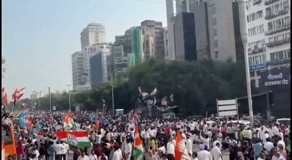 नई दिल्ली में राहुल गांधी के आह्वाहन पर भारी भीड़ जुटी है प्रदर्शनकारियों की। राहुल ने विपक्ष की पार्टियों के साथ सुप्रीम कोर्ट की तरफ कूच कर दिया है। भारी पुलिस बंदोबस्त है। स्थिति तनावपूर्ण है। CEC ज्ञानेश कुमार के इस्तीफे की मांग को लेकर प्रदर्शन जारी है। विपक्ष के मैदान में आने से मामला बड़ा हो गया है
