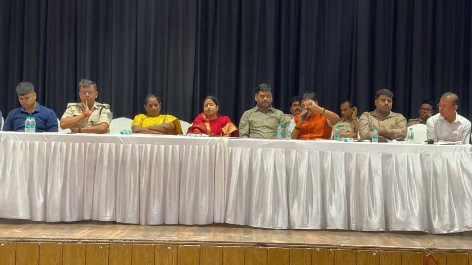 धनबाद टाउन हॉल में शांति समिति की बैठक आयोजित, एसएसपी, मेयर संजीव सिंह, झरिया विधायक रागिनी सिंह समेत नेता जनप्रतिनिधि रहे मौजूद