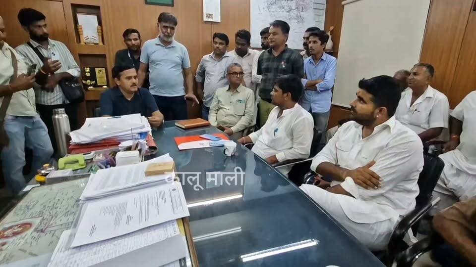 कर्मचारी विद्युत पोल पर कार्य कर रहा था शराब के नशे में लाइनमैन ने बिजली सप्लाई को किया शुरू।
BJP Rajasthan Ravindra Singh Bhati Swaroop Singh Khara