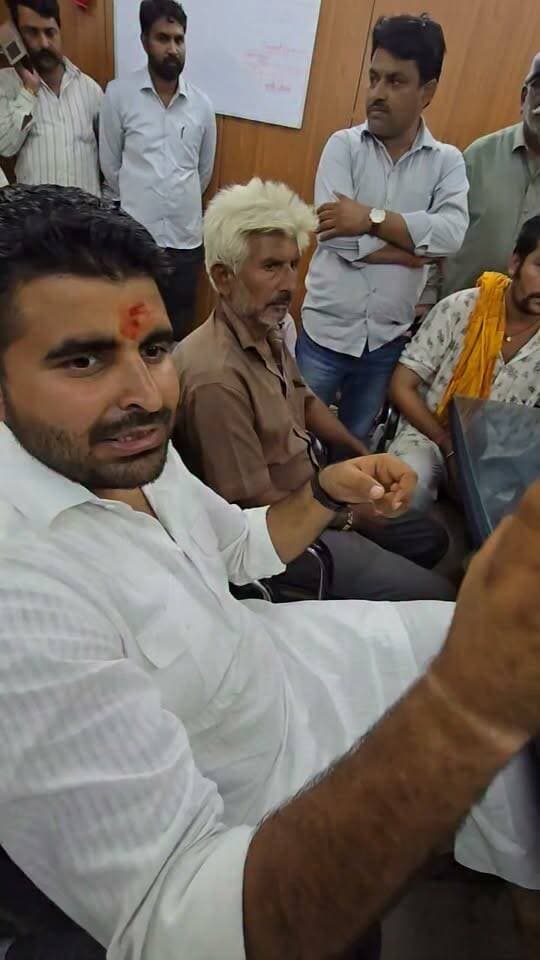 शिव विधायक रविंद्र सिंह भाटी ने डिस्कॉम ऑफिस में दिया धरना।
Ravindra Singh Bhati BJP Rajasthan BJP Barmer