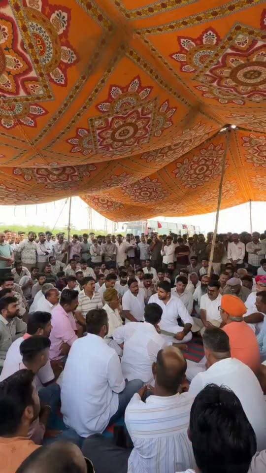 डिस्कॉम की लापरवाही के कारण RTI कार्यकर्ता घायल,MLA भाटी पहूंचे धरना स्थल।
Ravindra Singh Bhati BJP Rajasthan BJP Barmer Swaroop Singh Khara