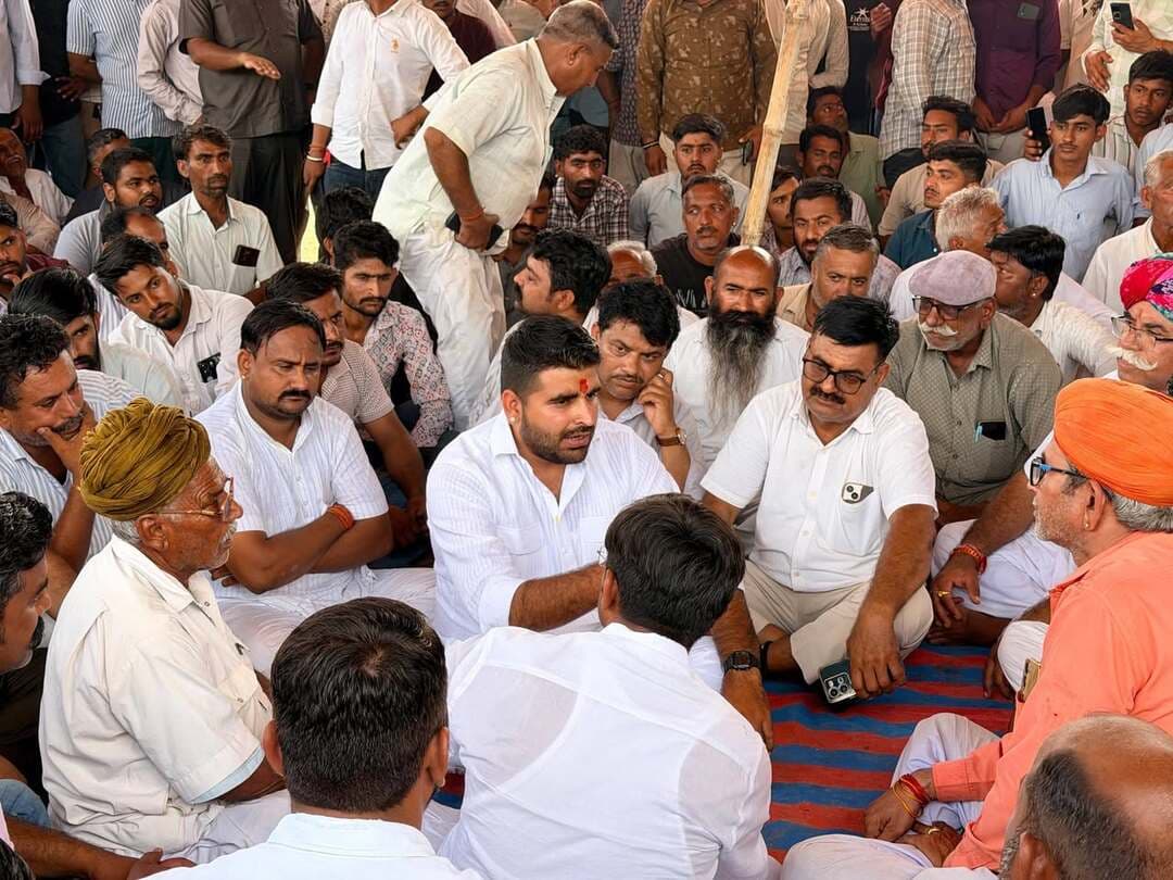 कल शिव विधानसभा क्षेत्र के गूंगा में क्षतिग्रस्त विद्युत लाइन को ठीक करते समय शिव निवासी FRT कर्मचारी लक्ष्मणराम माली के घायल होने की घटना के बाद आन्दोलित परिवारजनों और ग्रामीणों के समर्थन में विधायक रविन्द्र सिंह भाटी शिव थाने के बाहर पहुंचे।
प्रारंभिक जानकारी के अनुसार, लाइनमैन की लापरवाही से विद्युत आपूर्ति चालू होने और आवश्यक सुरक्षा उपकरणों के अभाव में कर्मचारी हादसे का शिकार हुआ।
Ravindra Singh Bhati BJP Rajasthan BJP Barmer Mewaram Jain Swaroop Singh Khara