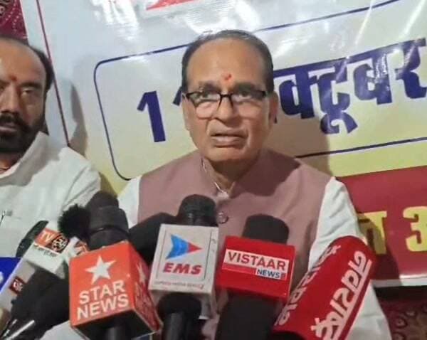 कोसमी में गरीबों के घर टूटे तो भड़के शिवराज! बोले— “बीजेपी और मुख्यमंत्री को बदनाम करना चाहते हैं कुछ अधिकारी” 🔥
सीहोर जिले के बुधनी विधानसभा क्षेत्र के कोसमी गांव में वन विभाग की अतिक्रमण हटाने की कार्रवाई से प्रभावित परिवारों से केंद्रीय कृषि मंत्री शिवराज सिंह चौहान ने मुलाकात की। उन्होंने कार्रवाई पर नाराजगी जताते हुए कहा कि गरीबों के साथ बहुत गलत हुआ है। शिवराज ने सवाल उठाया कि जिनके वोट से बीजेपी को जीत मिली, उन्हीं के घर प्रशासन तोड़ रहा है। उन्होंने आरोप लगाया कि कुछ अधिकारी बीजेपी और मुख्यमंत्री को बदनाम करना चाहते हैं।
#ShivrajSinghChouhan #KosmiVillage #SehoreNews #MadhyaPradesh #TimesMP