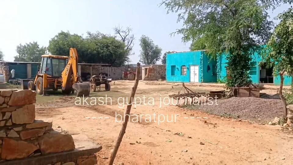 वैर थाना क्षेत्र के भौंडा गांव में पूर्व भाजपा विधायक अतर सिंह भड़ाना की बीती रात हमले के बाद मौत होने का मामला.. गांव में सन्नाटा पसरा.. गांव के अधिकांश पुरुष फरार हुए.. सिर्फ घरों में महिलाएं मौजूद