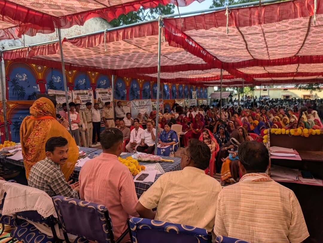 *मुख्यमंत्री जनविश्वास शिविर से योजनाओं का लाभ प्रत्येक पात्र हितग्राही तक पहुंचाना हमारी सरकार का लक्ष्य : मंत्री संपतिया उइ* के
*महिलाओं को आत्मनिर्भर बनाने, शिक्षा-स्वास्थ्य और ग्रामीण विकास पर सरकार का विशेष जोर
मुख्यमंत्री जन विश्वास अभियान के अंतर्गत 09 वें शिविर का आयोजन शासकीय कन्या माध्यमिक विद्यालय वालपुर में लोक स्वास्थ्य यांत्रिकी विभाग की कैबिनेट मंत्री एवं जिले की प्रभारी मंत्री श्रीमती संपतिया उइके की अध्यक्षता में किया गया।
जिले की प्रभारी मंत्री श्रीमती संपतिया उइके ने शिविर को संबोधित करते हुए कहा कि प्रधानमंत्री श्री नरेंद्र मोदी एवं मुख्यमंत्री डॉ. मोहन यादव के नेतृत्व में हमारी सरकार जनकल्याणकारी योजनाओं का लाभ प्रत्येक पात्र हितग्राही तक पहुंचाने के लिए प्रतिबद्ध है। मुख्यमंत्री जनविश्वास शिविर का उद्देश्य आमजन की समस्याओं का निराकरण करना तथा विभिन्न शासकीय योजनाओं का लाभ एक ही स्थान पर उपलब्ध कराना है।
मंत्री श्रीमती उइके ने कहा कि मुख्यमंत्री डॉ. मोहन यादव के निर्देशानुसार अगस्त से जनवरी तक प्रत्येक शुक्रवार को विकासखंड स्तर पर मुख्यमंत्री जनविश्वास शिविर आयोजित किए जा रहे हैं। इन शिविरों में सभी विभागों के अधिकारी, जनप्रतिनिधि एवं मैदानी अमला उपस्थित रहकर आमजन की समस्याओं का निराकरण कर रहे हैं। शिविर में विभिन्न विभागों द्वारा स्टॉल लगाकर योजनाओं की जानकारी देने के साथ पात्र हितग्राहियों के पंजीयन की सुविधा भी उपलब्ध कराई जा रही है।
उन्होंने कहा कि हमारी सरकार चाहती है कि कोई भी भाई-बहन शासकीय योजनाओं के लाभ से वंचित न रहे। प्रधानमंत्री श्री नरेंद्र मोदी के सबका साथ, सबका विकास, सबका प्रयास और सबका विश्वास के संकल्प के अनुरूप सरकार जनसेवा के कार्य कर रही है। उन्होंने उपस्थित नागरिकों से अपील की कि वे शिविर में पहुंचकर अपनी समस्याएं रखें और शासन की योजनाओं का अधिक से अधिक लाभ लें।
*महिलाओं को आत्मनिर्भर बनाने पर विशेष ध्यान*
मंत्री श्रीमती उइके ने कहा कि महिलाओं को सशक्त बनाने के लिए सरकार द्वारा विभिन्न योजनाएं संचालित की जा रही हैं। स्थानीय निकायों में महिलाओं को 50 प्रतिशत आरक्षण देने से उनकी भागीदारी बढ़ी है। लाड़ली बहना योजना के माध्यम से पात्र महिलाओं के खातों में प्रतिमाह 1,500 रुपये की राशि अंतरित की जा रही है। उन्होंने कहा कि कोई भी पात्र महिला योजना के लाभ से वंचित नहीं रहनी चाहिए।
उन्होंने महिला स्व-सहायता समूहों को प्रोत्साहित करते हुए कहा कि महिलाएं ऋण एवं शासकीय योजनाओं का लाभ लेकर स्वरोजगार से जुड़ें। खेती के साथ पशुपालन, बकरीपालन एवं मुर्गीपालन जैसे कार्य अपनाकर अपनी आर्थिक स्थिति मजबूत करें।
*आवास, स्वास्थ्य और शिक्षा के क्षेत्र में हो रहे कार्य*
मंत्री श्रीमती उइके ने कहा कि देश में चार करोड़ से अधिक प्रधानमंत्री आवासों का निर्माण किया गया है तथा 12 करोड़ से अधिक शौचालयों का निर्माण कर स्वच्छता को बढ़ावा दिया गया है। आयुष्मान भारत योजना के माध्यम से करोड़ों लोगों को स्वास्थ्य सुरक्षा उपलब्ध कराई गई है। उन्होंने बताया कि 60 वर्ष से अधिक आयु के बुजुर्गों के लिए भी आयुष्मान कार्ड बनाने की व्यवस्था की गई है।
उन्होंने कहा कि हमारी सरकार शिक्षा, स्वास्थ्य, सड़क निर्माण और अन्य बुनियादी सुविधाओं के विस्तार के लिए निरंतर कार्य कर रही है। प्रदेश में महाविद्यालयों एवं सांदीपनि विद्यालयों के माध्यम से गुणवत्तापूर्ण शिक्षा की सुविधाएं बढ़ाई जा रही हैं। उन्होंने अभिभावकों से अपील की कि बेटा-बेटी में किसी प्रकार का भेदभाव न करें तथा बच्चों को अच्छी शिक्षा देकर आत्मनिर्भर बनाने के लिए प्रोत्साहित करें।
*विकसित भारत के निर्माण में सभी की भागीदारी जरूरी*
मंत्री श्रीमती उइके ने कहा कि वर्ष 2047 तक विकसित भारत के निर्माण के लक्ष्य को पूरा करने के लिए अभी से योजनाबद्ध तरीके से कार्य किया जा रहा है। प्रत्येक व्यक्ति को रोजगार एवं स्वरोजगार के अवसर उपलब्ध कराने के लिए विभिन्न योजनाएं संचालित हैं। उन्होंने आमजन से आह्वान किया कि वे शासन की योजनाओं की जानकारी प्राप्त करें, पात्रतानुसार उनका लाभ लें और विकास की प्रक्रिया में सहभागी बनें।
उन्होंने विश्वास दिलाया कि मुख्यमंत्री जनविश्वास शिविर में प्राप्त जनसमस्याओं के निराकरण के लिए संबंधित अधिकारी आवश्यक कार्रवाई करेंगे, ताकि आमजन को शासकीय कार्यालयों के अनावश्यक चक्कर न लगाने पड़ें।
इस दौरान प्रभारी मंत्री श्रीमती संपतिया उइके ने वोकल फॉर लोकल को प्रोत्साहित करते हुए जिले में निर्मित विभिन्न उत्पादों का निरीक्षण किया तथा स्थानीय उत्पादों को बढ़ावा देने पर जोर दिया।
कलेक्टर श्रीमती नीतू माथुर ने कार्यक्रम को संबोधित करते हुए कहा कि शिविर का मुख्य उद्देश्य आमजन की समस्याओं का एक ही छत के नीचे निराकरण करना है, ताकि लोगों को अपनी समस्याओं के समाधान के लिए इधर-उधर भटकना न पड़े। उन्होंने बताया कि प्रत्येक शुक्रवार को शिविर के माध्यम से आमजन की समस्याओं के निराकरण का प्रयास किया जा रहा है। पूर्व में आयोजित शिविरों के माध्यम से लोक सेवा गारंटी अधिनियम के प्रकरणों के निराकरण में आलीराजपुर जिला प्रदेश में प्रथम स्थान पर पर है। उन्होंने नागरिकों से पात्रतानुसार विभिन्न योजनाओं का लाभ लेने के लिए आवेदन करने की अपील की। साथ ही शिविरों के माध्यम से नशामुक्ति एवं बाल विवाह की रोकथाम के प्रति भी लोगों को जागरूक और प्रेरित किया जा रहा है।
शिविर में संबल योजना के 34 आवेदन, पेंशन योजना से 71, पशुपालन से 4, ड्रिप सिंचाई से 8 तथा नामांतरण एवं बंटवारे से संबंधित 15 आवेदन प्राप्त हुए।साथ ही विभिन्न विभागों से संबंधित कुल 297 आवेदन प्राप्त हुए, जिनमें से 231 आवेदनों का मौके पर निराकरण किया गया।
शिविर में जिला पंचायत अध्यक्ष श्रीमती हजरीबाई खरत,पुलिस अधीक्षक श्री रघुवंश सिंह, मुख्य कार्यपालन अधिकारी जिला पंचायत श्रीमती संघमित्रा गौतम, वालपुर सरपंच श्री जयपाल खरत सहित अन्यजनप्रतिनिधि एवं नागरिक उपस्थित रहे।
#मुख्यमंत्री_जन_विश्वास
#JansamparkMP
#collector
#alirajpur
