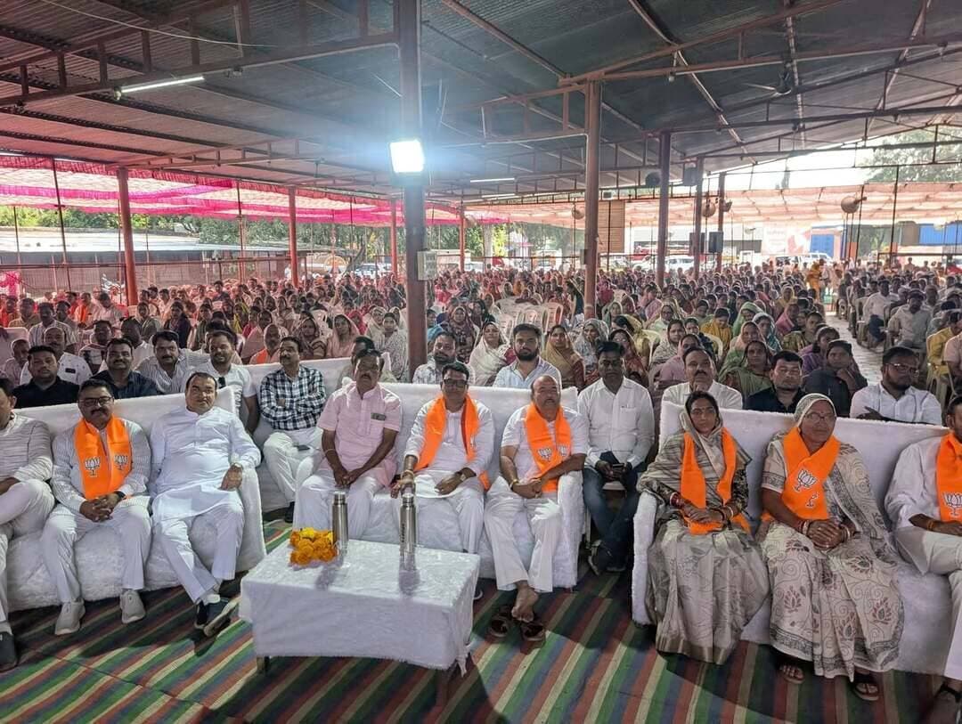25 साल जनसेवा से राष्ट्रसेवा के उपलक्ष्य में विकसित भारत संकल्प सभा आयोजित
प्रधानमंत्री श्री नरेन्द्र मोदी के सार्वजनिक जीवन एवं जनसेवा के 25 वर्ष पूर्ण होने के उपलक्ष्य में “25 साल जनसेवा से राष्ट्रसेवा” के अंतर्गत “विकसित भारत संकल्प सभा” एवं “सेवा ज्योति यात्रा” कार्यक्रम का आयोजन समाधि स्थल आलीराजपुर में किया गया।
कार्यक्रम का औपचारिक शुभारंभ कैबिनेट मंत्री श्री नागर सिंह चौहान द्वारा किया गया। इस अवसर पर प्रधानमंत्री श्री नरेन्द्र मोदी के उद्बोधन का सीधा प्रसारण उपस्थित जनप्रतिनिधियों एवं नागरिकों द्वारा देखा एवं सुना गया।कार्यक्रम स्थल पर जिला विकास पुस्तिका का वितरण किया गया। पुस्तिका के माध्यम से जिले में विभिन्न विकास एवं जनकल्याणकारी योजनाओं के अंतर्गत किए गए कार्यों तथा उपलब्धियों की जानकारी आमजन तक पहुंचाई गई।
कार्यक्रम में सांसद श्रीमती अनिता नागर सिंह चौहान, जिला पंचायत अध्यक्ष श्रीमती हजरी बाई खरात, जनप्रतिनिधि श्री मकू परवाल, श्री रिकेंश तंवर, श्री गोविंदा गुप्ता सहित बड़ी संख्या में ग्रामीणजन उपस्थित रहे।
कार्यक्रम के दौरान उपस्थितजनों द्वारा प्रधानमंत्री श्री नरेन्द्र मोदी के नेतृत्व में राष्ट्र निर्माण, सुशासन एवं विकसित भारत के संकल्प को साकार करने हेतु अपनी सहभागिता सुनिश्चित करने का संकल्प लिया गया।
CM Madhya Pradesh
Indore Commissioner
#सेवा_सेतु_अभियान
#JansamparkMP
#collector
#alirajpur