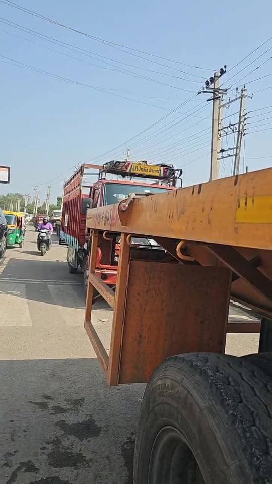 बाटा फ्लाईओवर से हार्डवेयर चौक तक बड़े बड़े ट्रक।
लगता है भयंकर जाम..
प्रशासन की आंखें बंद..
#Bata
#faridabadbata
#Hardware
#lakshayaindianews
#hardwaremanufacturer
#Faridabadnews
#DCFARIDABAD
#commissionerfaridabad
#PublicSafety
#public
#MCFfaridabad
