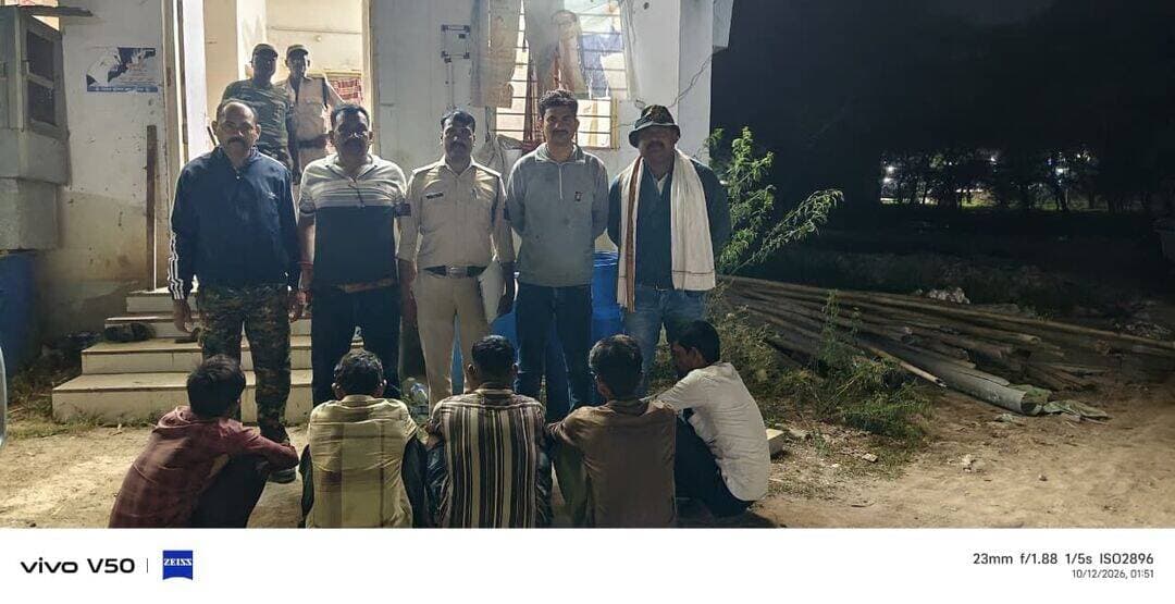 // प्रेस नोट //
जिला दतिया
*थाना इंदरगढ पुलिस ने 5 जुआरियों का हार-जीत दावं लगाते पकडा*
श्रीमान पुलिस अधीक्षक महोदय दतिया श्री मयूर खण्डेलवाल व्दारा दिये गये निर्देशानुसार एवं श्रीमान अतिरिक्त पुलिस अधीक्षक महोदय श्री मंजीत चावला एवं श्रीमान एसडीओपी महोदया श्री दिव्या राजावत अनुभाग सेवढा के कुशल मार्ग दर्शन में थाना प्रभारी इंदरगढ थाना पुलिस 5 जुआरियों को हार-जीत का दांव लगाते हुये पकडा एवं आरोपीगणों के कब्जे से 10,400 रुपये व एक ताश की गड्डी जप्त की गई।
विवरण- दिनांक 11.10.26 की दरम्यानी रात मुखबिर की सूचना पर आकाश की कोठी के केथ के पास मौजा खडौआ से दबिस देकर 5 जुआरियो को पकड़ा जिनसे प्रथक – प्रथक नाम पता पूछे तो पहले ने अपना नाम सुरेन्द्र पुत्र बुद्धसिंह कुशवाह उम्र 29 साल नि. खङौआ दूसरे ने अपना नाम ब्रजनन्दन पटवा पुत्र पातीराम पटवा उम्र 30 साल निवासी खङौआ तीसरे ने अपना नाम राधाकृष्ण पुत्र बनमाली कुशवाह उम्र 21 साल निवासी खङौआ चौथे ने अपना नाम बृजेश पुत्र हरप्रसाद कुशवाह उम्र 35 साल निवासी खङौआ एवं पांचवे ने अपना नाम राजेश पुत्र बुद्धसिंह कुशवाह उम्र 24 साल निवासी खङौआ का होना बताया उनके कब्जे से कुल 10400 रुपये व एक ताश की गड्डी 52 पत्तो की जप्त की गई आरोपीगणों का कृत्य धारा 13 जआ एक्ट का पाया जाने से अपराध पंजीबध्द कर विवेचना में लिया गया ।
उक्त कार्यवाही में – निरी . गौरव शर्मा थाना प्रभारी इंदरगढ, सउनि नीरज विमय , प्रआर 632 राजेन्द्र कुशवाह, आर 764 भानुप्रताप दुबे, आर.919 रमाकान्त कुशवाह, आर.863मंजेश त्यागी , आर.412 लक्ष्मेन्द्र चौहान , आर 470 केशव रजक , सै.139 रामनिवास यादव , आर 722 प्रमोद गुर्जर की सराहनीय भूमिका रही।