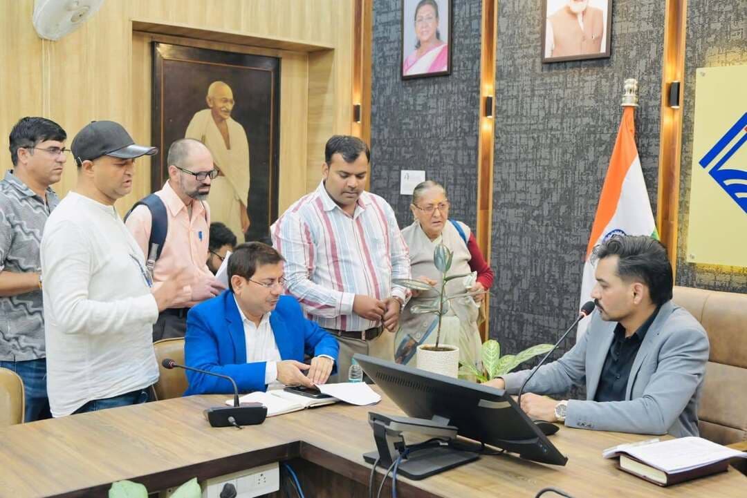 🚨देहरादून: बेटे ने धोखे से अपने नाम कराई बुजुर्ग की संपत्ति, 15 लाख रुपये भी लिए; अब मारपीट का आरोप
समाधान दिवस में अपनों की प्रताड़ना से परेशान बुजुर्गों ने लगाई न्याय की गुहार, डीएम ने अधिकारियों को दिए कार्रवाई के निर्देश
देहरादून, 12 अक्टूबर। कलेक्ट्रेट स्थित ऋषिपर्णा सभागार में सोमवार को जिलाधिकारी डॉ. आशीष चौहान की अध्यक्षता में आयोजित समाधान दिवस में 92 शिकायतें सामने आईं। इनमें बुजुर्गों के साथ कथित मारपीट और संपत्ति विवाद, पेंशन में देरी, जमीन पर कब्जे, आर्थिक सहायता तथा जनसुविधाओं से जुड़ी समस्याएं प्रमुख रहीं। डीएम ने शिकायतकर्ताओं की समस्याएं सुनते हुए संबंधित अधिकारियों को समयबद्ध कार्रवाई के निर्देश दिए।
बुजुर्गों ने सुनाई प्रताड़ना की आपबीती
समाधान दिवस में 89 वर्षीय राजन सूद ने आरोप लगाया कि उनके बेटे ने गिफ्ट डीड के जरिए धोखे से उनकी पूरी संपत्ति अपने नाम करा ली। इसके बाद व्यवसाय शुरू करने और देखभाल का भरोसा देकर उनके खाते से 15 लाख रुपये भी ले लिए। बुजुर्ग का आरोप है कि अब बेटा उनकी देखभाल करने के बजाय उनके साथ मारपीट कर रहा है और उन्हें घर से निकालने का प्रयास कर रहा है। मामले में डीएम ने एसडीएम सदर को भरण-पोषण अधिनियम के तहत वाद दर्ज कर नियमानुसार कार्रवाई करने के निर्देश दिए।
वहीं, सेलाकुई निवासी 68 वर्षीय शंभू प्रसाद ने अपनी बेटी और दामाद पर संपत्ति हड़पने की नीयत से मकान में जबरन रहने और उनके साथ गाली-गलौज व मारपीट करने का आरोप लगाया। जांझरा निवासी हुकम सिंह ने भी बड़े बेटे और बहू की प्रताड़ना से बचाने की गुहार लगाई। इसके अलावा, 85 वर्षीय टेक बहादुर राणा ने अपने दोनों बेटों और बहुओं पर प्रताड़ित करने का आरोप लगाते हुए बेटों को संपत्ति से बेदखल करने की मांग की। डीएम ने संबंधित पुलिस अधिकारियों को मामलों में आवश्यक कार्रवाई करने के निर्देश दिए।
प्रेमा देवी ने पारिवारिक पेंशन रोके जाने की शिकायत की। इस पर डीएम ने मुख्य कोषाधिकारी को उसी दिन पेंशन की राशि खाते में हस्तांतरित करने और वरिष्ठ नागरिकों की पेंशन से जुड़े मामलों में अनावश्यक देरी नहीं करने के निर्देश दिए।
अनाथ बच्चों की पढ़ाई और जरूरतमंद परिवारों की मदद का मामला
जनसुनवाई में आर्थिक संकट से जूझ रहे परिवारों ने भी सहायता की मांग रखी। श्यामपुर निवासी विधवा उषा ने बताया कि पति, बेटे और बहू की मृत्यु के बाद वह अपने अनाथ पोते-पोतियों का पालन-पोषण कर रही हैं। आर्थिक स्थिति कमजोर होने के कारण बच्चों की पढ़ाई जारी रखना मुश्किल हो रहा है।
मालदेवता निवासी सहाय रमोला ने पति की कैंसर से मृत्यु के बाद दो छोटे बच्चों के भरण-पोषण में आ रही कठिनाइयों से अवगत कराया। वहीं, ग्राम भुड्डी निवासी महताब अली ने मस्तिष्क संबंधी बीमारी के इलाज के लिए आर्थिक सहायता मांगी।
जमीन के नाम पर धोखाधड़ी, कब्जे और अवैध बिक्री की शिकायतें
बालावाला निवासी मीना देवी ने आरोप लगाया कि करीब 10 साल पहले एक प्रॉपर्टी डीलर ने गलत खसरा नंबर की जमीन दिखाकर उन्हें 451.67 वर्गमीटर भूमि बेच दी। अब उन्हें न जमीन मिल रही है और न ही उनकी रकम वापस की जा रही है। डीएम के निर्देश पर मामले में लैंड फ्रॉड के तहत मुकदमा दर्ज कराया गया।
डालनवाला निवासी रणवीर सिंह ने अपनी जमीन पर पड़ोसी द्वारा अवैध कब्जा कर दीवार बनाने की शिकायत की, जिस पर एसडीएम को जांच के निर्देश दिए गए। विकासनगर के सिहनीवाला गांव निवासी नारायण सिंह ने राष्ट्रीय राजमार्ग-72 के निर्माण के लिए अधिग्रहित भूमि का मुआवजा नहीं मिलने का मुद्दा उठाया। डीएम ने संबंधित अधिकारियों को जांच कर समस्या का समाधान करने को कहा।
अजबपुर कलां में अवैध शराब और नशीले पदार्थों की बिक्री की शिकायत पर जिला आबकारी अधिकारी को तत्काल कार्रवाई के निर्देश दिए गए। वहीं, शास्त्रीनगर के निवासियों ने आवासीय क्षेत्र में शराब, मीट और मछली की दुकानों से होने वाली परेशानियों के साथ सार्वजनिक रास्ते पर अतिक्रमण और अवैध निर्माण की शिकायत की। डीएम ने अपर जिलाधिकारी को आवश्यक कार्रवाई करने को कहा।
बिजली-पानी के बिल हर महीने जारी करने के निर्देश
डीएम डॉ. आशीष चौहान ने अधिकारियों को निर्देश दिए कि सीएम हेल्पलाइन पर दर्ज शिकायतों का केवल औपचारिक निस्तारण न किया जाए, बल्कि मौके पर जाकर वास्तविक स्थिति का सत्यापन भी किया जाए। उन्होंने बिजली और पानी के दो-तीन महीने के बिल एक साथ भेजने के बजाय हर महीने नियमित रूप से जारी करने पर जोर दिया, ताकि उपभोक्ताओं पर एकमुश्त आर्थिक बोझ न पड़े।
उन्होंने सामाजिक और पारिवारिक पेंशन समय पर उपलब्ध कराने, स्ट्रीट लाइट और सड़कों की मरम्मत में तेजी लाने तथा आपदा से क्षतिग्रस्त परिसंपत्तियों के पुनर्निर्माण कार्यों को गुणवत्ता के साथ पूरा करने के निर्देश भी दिए। डीएम ने बताया कि आपदा से संबंधित मरम्मत और पुनर्निर्माण कार्यों के लिए विभागों को धनराशि जारी की जा चुकी है।
उन्होंने ई-ऑफिस, सीएम हेल्पलाइन और जनसुविधाओं से संबंधित लंबित मामलों को प्राथमिकता के आधार पर निस्तारित करने को कहा। डीएम ने स्पष्ट किया कि जनसमस्याओं के समाधान में संवेदनशीलता, जवाबदेही और समयबद्धता सुनिश्चित करना अधिकारियों की जिम्मेदारी है।
समाधान दिवस में अपर जिलाधिकारी (वि.रा.) केके मिश्रा, जिला विकास अधिकारी सुनील कुमार, जिला शिक्षा अधिकारी प्रेम लाल भारती, जिला पूर्ति अधिकारी केके अग्रवाल, मुख्य कृषि अधिकारी देवेंद्र राणा सहित विभिन्न विभागों के अधिकारी मौजूद रहे।