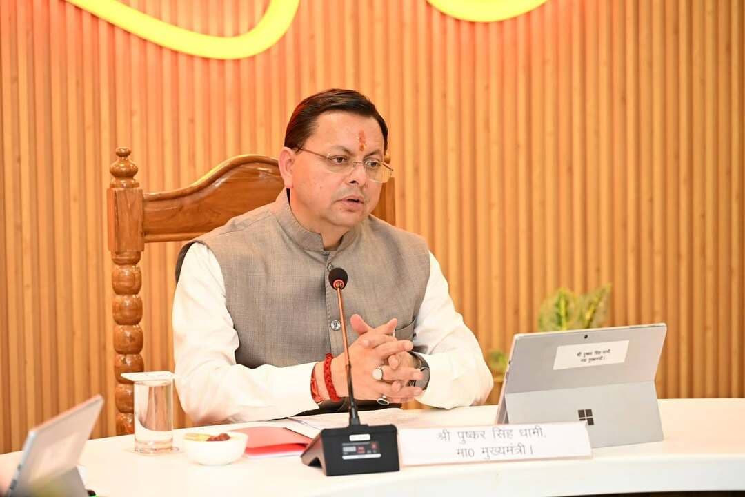 🚨उत्तराखंड कैबिनेट के 13 बड़े फैसले, पूर्व अग्निवीरों को भर्ती में मिलेगी छूट; बाल वीरता पुरस्कार योजना को मंजूरी
हरिद्वार। मुख्यमंत्री पुष्कर सिंह धामी की अध्यक्षता में सोमवार, 12 अक्टूबर को हरिद्वार स्थित मेला नियंत्रण सभागार में उत्तराखंड मंत्रिमंडल की बैठक आयोजित की गई। बैठक में राज्य के विकास, प्रशासनिक सुधार, रोजगार, आपदा प्रबंधन और जनहित से जुड़े 13 महत्वपूर्ण प्रस्तावों पर मुहर लगाई गई। कैबिनेट ने पूर्व अग्निवीरों की भर्ती, बाढ़ संभावित क्षेत्रों के नियमन और बच्चों को वीरता पुरस्कार देने सहित कई अहम निर्णय लिए।
कैबिनेट के प्रमुख फैसले
1. केंद्र सरकार का आभार जताया
कैबिनेट ने उत्तराखंड के समग्र विकास में लगातार सहयोग देने के लिए प्रधानमंत्री नरेंद्र मोदी और भारत सरकार का आभार व्यक्त किया। साथ ही राज्य की पर्वतीय, सीमावर्ती और सामरिक परिस्थितियों को देखते हुए भविष्य में भी सहयोग की अपेक्षा जताई।
2. ऋषिकुल में विकसित होगा प्राच्य शोध संस्थान
हरिद्वार के ऋषिकुल स्थित श्री मदन मोहन मालवीय प्राच्य शोध संस्थान के विकास के लिए सोसायटी गठन को सैद्धांतिक मंजूरी दी गई। संस्थान को योग, ध्यान, आयुर्वेद, ज्योतिष, ललित कला, हिंदू अध्ययन और आध्यात्मिक पर्यटन के केंद्र के रूप में विकसित करने की योजना है।
3. परिसंपत्तियों के मुद्रीकरण से मिलने वाली आय पर फैसला
उत्तराखंड निवेश और आधारिक संरचना (विकास और विनियम) अधिनियम, 2023 की अनुसूची में संशोधन को मंजूरी दी गई। इसके तहत परिसंपत्तियों के विनिवेश और मुद्रीकरण से प्राप्त आय का 92 प्रतिशत संबंधित सार्वजनिक अभिकरणों को देने का प्रावधान किया गया है।
4. जन विश्वास संशोधन विधेयक विधानसभा में आएगा
व्यापार को आसान बनाने और ईज ऑफ डूइंग बिजनेस को बढ़ावा देने के लिए द्वितीय उत्तराखंड जन विश्वास संशोधन विधेयक, 2026 को विधानसभा में प्रस्तुत करने की मंजूरी दी गई। इसके तहत छोटे अपराधों को अपराध की श्रेणी से हटाने और मामूली प्रक्रियात्मक गलतियों पर नागरिक दंड व प्रशासनिक कार्रवाई की व्यवस्था प्रस्तावित है।
5. बाढ़ प्रभावित क्षेत्रों के लिए नई नियमावली
कैबिनेट ने उत्तराखंड बाढ़ मैदान परिक्षेत्रण नियमावली, 2026 को मंजूरी दी। इसके माध्यम से बाढ़ संभावित क्षेत्रों में भूमि उपयोग और निर्माण गतिविधियों को नियंत्रित किया जाएगा, ताकि जन-धन और महत्वपूर्ण बुनियादी ढांचे को बाढ़ से होने वाले नुकसान से बचाया जा सके।
6. विधानसभा के तीसरे सत्र को मंजूरी
उत्तराखंड की पंचम विधानसभा के वर्ष 2026 के तृतीय सत्र को आहूत करने की मंजूरी दी गई। सत्र की तिथि और स्थान तय करने के लिए मुख्यमंत्री पुष्कर सिंह धामी को अधिकृत किया गया है।
7. अग्निशमन सेवाओं के लिए नया कानून
उत्तराखंड अग्निशमन एवं आपात सेवा विधेयक, 2026 को विधानसभा में पेश करने की मंजूरी दी गई। नए विधेयक का उद्देश्य औद्योगिक विकास, बढ़ते शहरीकरण और आग की घटनाओं जैसी चुनौतियों से निपटने के लिए अग्निशमन व्यवस्था को अधिक प्रभावी बनाना है।
8. पूर्व अग्निवीरों को भर्ती में मिलेगी छूट
राज्य की समूह 'ग' की सीधी भर्ती वाले वर्दीधारी पदों पर सेवामुक्त अग्निवीरों के सेवायोजन के लिए नई क्षैतिज आरक्षण नियमावली, 2026 को मंजूरी दी गई। इसमें लिखित परीक्षा और शारीरिक मानक परीक्षा में छूट के प्रावधान शामिल किए गए हैं। यह नई नियमावली वर्ष 2025 की पूर्व नियमावली का स्थान लेगी।
9. संस्कृति विभाग के वित्तीय अधिकारों में बदलाव
वित्तीय हस्तपुस्तिका के संबंधित प्रावधान में संशोधन को मंजूरी दी गई। इसके तहत संस्कृति विभाग के विभागाध्यक्ष के रूप में निदेशक, कला एवं संस्कृति विभाग के स्थान पर महानिदेशक, संस्कृति निदेशालय, उत्तराखंड का नाम दर्ज किया जाएगा।
10. स्वजल और जल एवं स्वच्छता मिशन के 215 पद जारी रहेंगे
स्वच्छ भारत मिशन (ग्रामीण) के तहत स्वजल के 189 और राज्य जल एवं स्वच्छता मिशन के 26 पदों की निरंतरता को मंजूरी दी गई। ये पद 1 मार्च 2026 से 28 फरवरी 2027 तक जारी रहेंगे। संबंधित कर्मचारियों को पहले की तरह वेतन और मानदेय दिया जाएगा।
11. हरिद्वार में आवासीय परियोजना को राहत
भगवानपुर तहसील के सिसौना गांव में प्रस्तावित किफायती आवासीय परियोजना के पहुंच मार्ग की चौड़ाई में छूट दी गई। करीब 8.1169 हेक्टेयर भूमि पर प्रस्तावित परियोजना के लिए निर्धारित 9 मीटर के बजाय उपलब्ध 6 मीटर चौड़े मार्ग को मंजूरी देते हुए 3 मीटर की शिथिलता प्रदान की गई।
12. ऊधमसिंह नगर में खसरा संख्या की त्रुटि सुधरेगी
बाजपुर तहसील के भौना इस्लामनगर गांव में 24,280 वर्गमीटर भूमि के औद्योगिक से आवासीय भू-उपयोग परिवर्तन से जुड़े शासनादेश में खसरा संख्या की गलती सुधारने को मंजूरी दी गई। इसमें गलत दर्ज संख्या 321/1अ के स्थान पर सही संख्या 321/2अ दर्ज की जाएगी।
13. मुख्यमंत्री राज्य बाल वीरता पुरस्कार योजना को मंजूरी
राज्य के साहसी बच्चों को सम्मानित करने के लिए मुख्यमंत्री राज्य बाल वीरता पुरस्कार योजना को मंजूरी दी गई। इसके तहत विपरीत परिस्थितियों में असाधारण साहस, पराक्रम, मानवीय संवेदना और वीरता दिखाने वाले बच्चों को सम्मानित किया जाएगा। योजना का उद्देश्य बच्चों का उत्साह बढ़ाना और उन्हें दूसरों के लिए प्रेरणास्रोत बनाना है।
कैबिनेट के इन फैसलों को राज्य में प्रशासनिक सुधार, आधारभूत ढांचे के विकास, रोजगार के अवसरों और जनकल्याणकारी योजनाओं को गति देने की दिशा में महत्वपूर्ण माना जा रहा है।