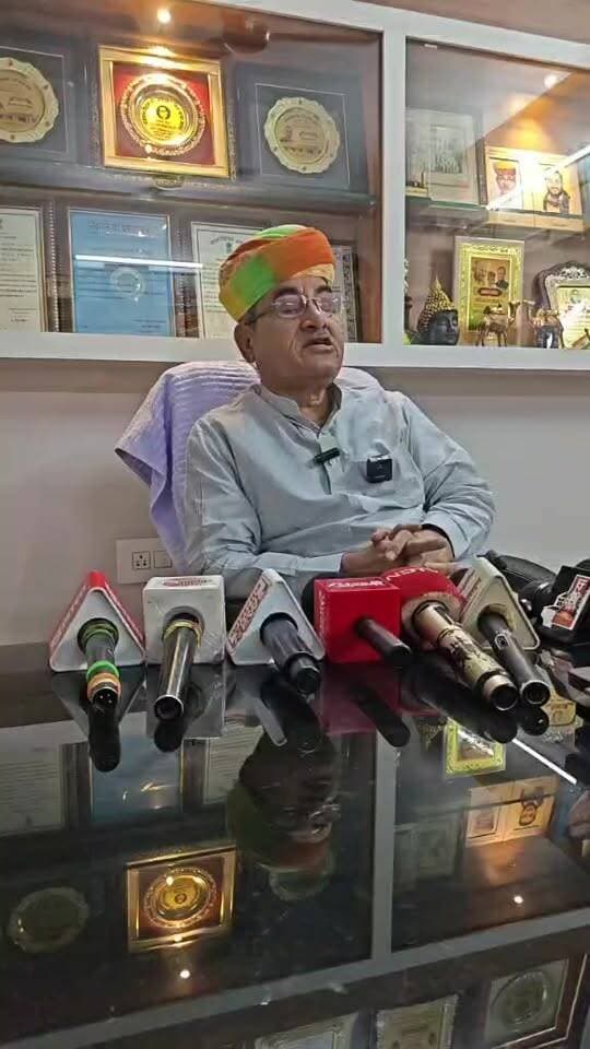 पूर्व मंत्री गोविंदराम मेघवाल की पत्रकार वार्ता
पूर्व मुख्यमंत्री अशोक गहलोत के बीकानेर दौरे की दी जानकारी
किसान आंदोलन को लेकर सरकार को घेरा
चुनाव आयोग पर भी बोला हमला
#bikaner #congress #govindrammeghwal #rajasthan #bikaner_update