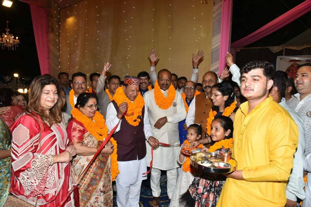 महाराजा अग्रसेन जयंती एवं धर्मशाला का भव्य उद्घाटन समारोह हर्षोल्लास के साथ संपन्न
पांवटा साहिब, 11 अक्टूबर 2026। महाराजा अग्रसेन सभा, पांवटा साहिब द्वारा महाराजा अग्रसेन जयंती एवं नवनिर्मित महाराजा अग्रसेन धर्मशाला का भव्य उद्घाटन समारोह हर्षोल्लास, श्रद्धा एवं उत्साह के साथ आयोजित किया गया। इस अवसर पर धार्मिक अनुष्ठानों, सांस्कृतिक प्रस्तुतियों एवं भजन संध्या के साथ समाज की एकता, सेवा और सहयोग की भावना का संदेश दिया गया।
कार्यक्रम का शुभारंभ प्रातः 10:30 बजे अग्रसेन चौक पर महाराजा अग्रसेन जी की पूजा-अर्चना, माल्यार्पण एवं शुद्ध देसी घी से निर्मित हलवे के प्रसाद वितरण के साथ हुआ।
सायंकाल महाराजा अग्रसेन धर्मशाला का विधिवत उद्घाटन हिमाचल प्रदेश भाजपा अध्यक्ष डॉ. राजीव बिंदल जी के करकमलों द्वारा संपन्न हुआ। इस अवसर पर सभा के अध्यक्ष श्री अशोक गोयल जी, महासचिव श्री विशांत गर्ग जी, कोषाध्यक्ष श्री मोहन अग्रवाल जी सहित श्री अरविंद गोयल जी, श्री अतुल अग्रवाल जी, श्री अरुण गोयल जी, श्री आदर्श बंसल जी, श्री राकेश बंसल जी, श्री संजय गोयल जी, श्री ब्रजेश गोयल जी, श्री देवीदयाल गुप्ता जी, श्री वेद प्रकाश जिंदल जी, श्री अरविंद बंसल जी, डॉ. शरद जी एवं श्री प्रमोद गुप्ता जी सहित अनेक गणमान्य व्यक्ति उपस्थित रहे।
महाराजा अग्रसेन धर्मशाला में आधुनिक सुविधाओं का विशेष प्रबंध
महाराजा अग्रसेन सभा, पांवटा साहिब द्वारा समाज की सुविधा एवं जनकल्याण के उद्देश्य से निर्मित इस धर्मशाला में आधुनिक सुविधाओं का विशेष ध्यान रखा गया है। धर्मशाला में 18 कमरे, एक लाइब्रेरी, एसी मीटिंग हॉल, कम्युनिटी किचन, 3,500 वर्ग फुट का विशाल लंगर हॉल तथा 3,500 वर्ग फुट का एसी हॉल बनाया गया है।
धर्मशाला में उपलब्ध ये सुविधाएँ सामाजिक, धार्मिक, सांस्कृतिक एवं पारिवारिक आयोजनों के साथ-साथ बैठकों, सामुदायिक कार्यक्रमों और जनसेवा की गतिविधियों के लिए उपयोगी सिद्ध होंगी। कमरों एवं विभिन्न हॉल की सुविधा से बाहर से आने वाले अतिथियों तथा समाज के लोगों को भी लाभ मिलेगा। कम्युनिटी किचन और विशाल लंगर हॉल सामूहिक भोज, सेवा कार्यों एवं धार्मिक आयोजनों के संचालन में महत्वपूर्ण भूमिका निभाएंगे, जबकि लाइब्रेरी और एसी मीटिंग हॉल अध्ययन, विचार-विमर्श एवं सामाजिक बैठकों के लिए उपयोगी रहेंगे।
समारोह के दौरान सांस्कृतिक प्रस्तुतियों एवं भजन संध्या ने वातावरण को भक्तिमय और उत्सवमय बना दिया। कार्यक्रम के समापन पर रात्रिभोज तथा नवरात्रि व्रतधारियों के लिए विशेष व्रत-भोज की व्यवस्था की गई।
सभा के पदाधिकारियों ने कहा कि महाराजा अग्रसेन धर्मशाला का उद्घाटन समाज के लिए एक महत्वपूर्ण उपलब्धि है। यह धर्मशाला भविष्य में सामाजिक, धार्मिक, सांस्कृतिक एवं जनकल्याणकारी गतिविधियों का प्रमुख केंद्र बनेगी। यहाँ उपलब्ध आधुनिक सुविधाएँ समाज के विभिन्न वर्गों को एक साथ जोड़ने, आपसी सहयोग बढ़ाने तथा सेवा भावना को मजबूत करने में सहायक होंगी।
अंत में महाराजा अग्रसेन सभा की ओर से समारोह में पधारे मुख्य अतिथि, सभी गणमान्य व्यक्तियों, सहयोगियों एवं उपस्थित जनसमूह का आभार व्यक्त किया गया।
— महाराजा अग्रसेन सभा, पांवटा साहिब