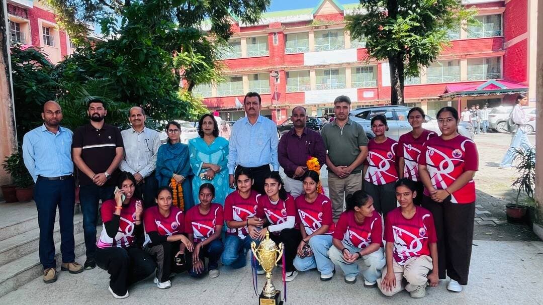 *पांवटा साहिब, 12 अक्टूबर 2026।* श्री गुरु गोबिंद सिंह जी राजकीय महाविद्यालय, पांवटा साहिब के लिए यह अत्यंत गर्व और हर्ष का अवसर है कि हिमाचल प्रदेश विश्वविद्यालय (HPU) की अंतर महाविद्यालय हॉकी प्रतियोगिता में महाविद्यालय की महिला हॉकी टीम ने शानदार प्रदर्शन करते हुए महिला वर्ग में विजेता बनने के साथ-साथ ओवरऑल ट्रॉफी भी अपने नाम की। वहीं, महाविद्यालय की पुरुष हॉकी टीम ने उत्कृष्ट खेल का प्रदर्शन करते हुए प्रतियोगिता में उपविजेता का स्थान प्राप्त किया।
इस शानदार उपलब्धि के उपलक्ष्य में दिनांक 12 अक्टूबर 2026 को महाविद्यालय के प्राचार्य डॉ. जगदीश चौहान तथा महाविद्यालय के स्टाफ सदस्यों ने दोनों टीमों का गर्मजोशी से स्वागत किया और खिलाड़ियों को उनकी उपलब्धि पर बधाई दी।
इस अवसर पर प्राचार्य डॉ. जगदीश चौहान ने दोनों हॉकी टीमों के खिलाड़ियों की मेहनत, लगन, अनुशासन और उत्कृष्ट खेल भावना की सराहना की। उन्होंने शारीरिक शिक्षा विभाग के प्रभारी प्रो. जफर अली को इस शानदार उपलब्धि के लिए विशेष रूप से बधाई दी। उन्होंने कहा कि प्रो. जफर अली के कुशल मार्गदर्शन, अथक प्रयासों और खिलाड़ियों के प्रति समर्पण के कारण महाविद्यालय खेलों के क्षेत्र में निरंतर नई उपलब्धियां हासिल कर रहा है। उनकी असाधारण उपलब्धियां न केवल महाविद्यालय के लिए गौरव का विषय हैं, बल्कि अन्य विद्यार्थियों को भी खेलों में उत्कृष्ट प्रदर्शन करने के लिए प्रेरित करती हैं।
इस अवसर पर प्रो. जसवंत सैनी, प्रो. विम्मी रानी, प्रो. स्वामी नाथ, प्रो. रिंकू अग्रवाल, प्रो. डी.एस. तोमर, प्रो. संजीव कुमार तथा प्रो. नीलम भी उपस्थित रहे। सभी ने दोनों हॉकी टीमों और प्रो. जफर अली को इस उल्लेखनीय सफलता के लिए हार्दिक बधाई दी तथा भविष्य में भी इसी प्रकार महाविद्यालय का नाम रोशन करने के लिए शुभकामनाएं दीं।
महाविद्यालय परिवार ने इस उपलब्धि पर प्रसन्नता व्यक्त करते हुए शारीरिक शिक्षा विभाग एवं सभी खिलाड़ियों के प्रयासों की सराहना की। महिला टीम द्वारा चैंपियनशिप और ओवरऑल ट्रॉफी जीतना तथा पुरुष टीम का उपविजेता रहना महाविद्यालय के लिए गर्व की बात है।
*प्राचार्य*
*राजकीय महाविद्यालय*
*पांवटा साहिब*