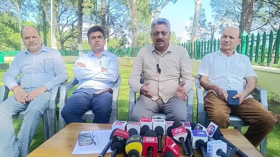 भोरंज विधायक सुरेश कुमार हमीरपुर में पत्रकार सम्मेलन को संबोधित करते हुए