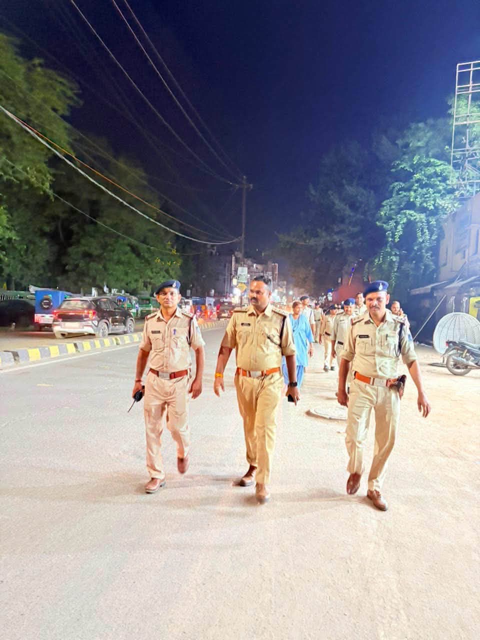 त्योहारों के मद्देनजर ग्वालियर पुलिस का सुरक्षा व्यवस्था पर विशेष फोकस, समस्त थाना क्षेत्रों में पुलिस अधिकारियों ने किया पैदल भ्रमण
ग्वालियर, दिनांक 11.10.2026। आगामी त्योहारों को दृष्टिगत रखते हुए शहर एवं जिले में शांति, कानून व्यवस्था तथा सुरक्षा व्यवस्था बनाए रखने के उद्देश्य से वरिष्ठ पुलिस अधीक्षक ग्वालियर श्री धर्मवीर सिंह (भापुसे)* के निर्देश पर आज ग्वालियर जिले के समस्त थाना क्षेत्रों में पुलिस अधिकारियों द्वारा पुलिस बल के साथ पैदल भ्रमण किया गया।
🔴 पैदल भ्रमण के दौरान पुलिस अधिकारियों ने प्रमुख बाजारों, भीड़भाड़ वाले क्षेत्रों, संवेदनशील स्थानों एवं आमजन की आवाजाही वाले क्षेत्रों में भ्रमण कर सुरक्षा व्यवस्था का जायजा लिया।
🔴 आमजन में सुरक्षा की भावना मजबूत करने के उद्देश्य से पुलिस अधिकारियों ने क्षेत्र में भ्रमण कर नागरिकों से संवाद किया तथा त्योहारों को शांतिपूर्ण एवं सौहार्दपूर्ण वातावरण में मनाने की अपील की।
🔴 सुरक्षा व्यवस्था को लेकर पुलिस सतर्क: पैदल भ्रमण के दौरान संबंधित थाना क्षेत्रों में कानून व्यवस्था की स्थिति पर नजर रखते हुए पुलिस की सक्रिय उपस्थिति सुनिश्चित की गई, ताकि किसी भी अप्रिय स्थिति से प्रभावी ढंग से निपटा जा सके।
🔴 असामाजिक तत्वों पर रहेगी नजर: पुलिस द्वारा त्योहारों के दौरान शांति एवं व्यवस्था भंग करने वाले असामाजिक तत्वों की गतिविधियों पर निगरानी रखी जा रही है। कानून व्यवस्था प्रभावित करने का प्रयास करने वालों के विरुद्ध वैधानिक कार्रवाई की जाएगी।
ग्वालियर पुलिस द्वारा त्योहारों के दौरान शांति, सुरक्षा एवं कानून व्यवस्था बनाए रखने के लिए सतत निगरानी रखी जा रही है। आमजन की सुरक्षा एवं शांतिपूर्ण वातावरण सुनिश्चित करने हेतु पुलिस पूरी तरह सतर्क एवं प्रतिबद्ध है। #mppolice