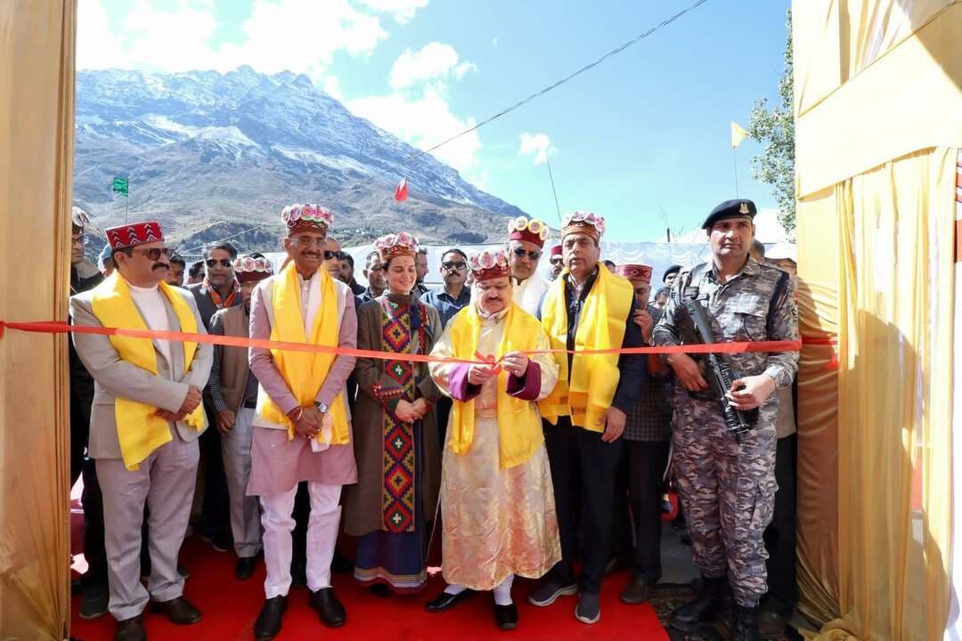 केंद्रीय स्वास्थ्य मंत्री जगत प्रकाश नड्डा ने केलांग में आईसीएमआर उच्च पर्वतीय चिकित्सा एवं जनस्वास्थ्य अनुसंधान केंद्र की आधारशिला रखी
हिमालयी क्षेत्रों की विशिष्ट स्वास्थ्य चुनौतियों से निपटने और निवारक स्वास्थ्य सेवाओं को मजबूत करने में महत्वपूर्ण भूमिका निभाएगा अनुसंधान केंद्र : नड्डा
उच्च पर्वतीय स्वास्थ्य अनुसंधान के लिए आईसीएमआर, सशस्त्र बल चिकित्सा सेवाएं और एम्स बिलासपुर मिलकर करेंगे कार्य : नड्डा
अत्यधिक ऊंचाई वाले क्षेत्रों की स्वास्थ्य समस्याओं के प्रभावी चिकित्सा समाधान विकसित करेगा आईसीएमआर और सशस्त्र बलों का सहयोग : संजय सेठ
केलांग में स्थापित होने वाला अनुसंधान केंद्र भारत सहित विश्व के हिमालयी क्षेत्रों में रहने वाले समुदायों के लिए लाभकारी होगा : जयराम ठाकुर
दुर्गम हिमालयी क्षेत्रों में बेहतर स्वास्थ्य सुविधाएं उपलब्ध करवाने की दिशा में ऐतिहासिक पहल : कंगना रनौत
हिमालयी क्षेत्रों में स्वास्थ्य संबंधी चुनौतियों पर भारत अपने वैज्ञानिक प्रमाण विकसित करेगा; सैनिकों और सीमावर्ती समुदायों के स्वास्थ्य पर होगा संयुक्त अनुसंधान
दुर्गम क्षेत्रों में स्वास्थ्य सेवाओं की पहुंच बढ़ाने के लिए ड्रोन से दवाओं की आपूर्ति, डिजिटल स्वास्थ्य सेवाओं और आर्टिफिशियल इंटेलिजेंस की संभावनाओं पर भी होगा शोध
Kullu Times
केंद्रीय स्वास्थ्य एवं परिवार कल्याण तथा रसायन एवं उर्वरक मंत्री जगत प्रकाश नड्डा ने आज हिमाचल प्रदेश के केलांग में भारतीय आयुर्विज्ञान अनुसंधान परिषद (आईसीएमआर) के उच्च पर्वतीय चिकित्सा एवं जनस्वास्थ्य अनुसंधान केंद्र का भूमि पूजन कर आधारशिला रखी। इस अवसर पर उन्होंने विश्वास व्यक्त किया कि यह केंद्र उच्च पर्वतीय क्षेत्रों में स्वास्थ्य संबंधी अनुसंधान के लिए एक मजबूत संस्थागत आधार तैयार करेगा तथा हिमालयी क्षेत्रों में रहने वाले लोगों और अधिक ऊंचाई पर तैनात सुरक्षा बलों के जवानों की विशिष्ट स्वास्थ्य चुनौतियों को वैज्ञानिक दृष्टिकोण से समझने में महत्वपूर्ण योगदान देगा।
इस अवसर पर अपने संबोधन में केंद्रीय मंत्री नड्डा ने कहा कि कम ऑक्सीजन, अत्यधिक ठंड, बदलती जलवायु परिस्थितियों और जनजातीय समुदायों की विशिष्ट जीवनशैली के मानव स्वास्थ्य पर पड़ने वाले प्रभावों को समझने के लिए समर्पित वैज्ञानिक अनुसंधान अत्यंत आवश्यक है। उन्होंने कहा कि इन क्षेत्रीय चुनौतियों का व्यवस्थित अध्ययन करके स्वास्थ्य संबंधी जोखिमों की पहचान, उपयुक्त चिकित्सा उपायों का विकास तथा निवारक स्वास्थ्य सेवाओं को मजबूत किया जा सकेगा।
प्रधानमंत्री नरेंद्र मोदी के स्वास्थ्य ढांचे को सुदृढ़ बनाने और प्रत्येक नागरिक तक गुणवत्तापूर्ण स्वास्थ्य सेवाएं पहुंचाने के संकल्प का उल्लेख करते हुए नड्डा ने कहा कि इस केंद्र की स्थापना दूरदराज के हिमालयी और सीमावर्ती क्षेत्रों में रहने वाले लोगों की विशिष्ट स्वास्थ्य आवश्यकताओं के प्रति केंद्र सरकार की प्रतिबद्धता को दर्शाती है।
उन्होंने कहा कि वैज्ञानिक अनुसंधान पर आधारित स्वास्थ्य उपाय स्थानीय समुदायों के स्वास्थ्य में सुधार लाने के साथ-साथ कठिन भौगोलिक परिस्थितियों में तैनात सशस्त्र बलों के जवानों के कल्याण में भी महत्वपूर्ण भूमिका निभाएंगे।
### आईसीएमआर, सशस्त्र बल चिकित्सा सेवाएं और एम्स बिलासपुर मिलकर करेंगे अनुसंधान
नड्डा ने इस अनुसंधान केंद्र की स्थापना में आईसीएमआर और सशस्त्र बल चिकित्सा सेवाओं के बीच सहयोग की सराहना की। उन्होंने एम्स बिलासपुर के योगदान का भी उल्लेख किया, जो उच्च पर्वतीय परिस्थितियों के स्वास्थ्य पर पड़ने वाले प्रभावों के अध्ययन में भागीदारी करेगा।
उन्होंने कहा कि इस संयुक्त प्रयास से वैज्ञानिक विशेषज्ञता और चिकित्सकीय अनुभव को एक मंच पर लाया जाएगा। इससे ऊंचाई से संबंधित स्वास्थ्य चुनौतियों की बेहतर समझ विकसित होगी तथा वैज्ञानिक प्रमाणों पर आधारित प्रभावी स्वास्थ्य सेवाओं और उपचार पद्धतियों को आगे बढ़ाने में सहायता मिलेगी।
केंद्रीय मंत्री ने कहा कि यह केंद्र जनजातीय समुदायों तथा अधिक ऊंचाई वाले क्षेत्रों में तैनात सशस्त्र बलों के जवानों के लिए दीर्घकालिक रूप से लाभकारी सिद्ध होगा। यहां होने वाले अनुसंधान से निवारक एवं स्वास्थ्य संवर्धन संबंधी रणनीतियां विकसित की जा सकेंगी।
नड्डा ने कोविड-19 महामारी के दौरान वैक्सीन विकसित करने में आईसीएमआर की भूमिका की भी सराहना की। उन्होंने कहा कि इस वैज्ञानिक उपलब्धि ने भारत के साथ-साथ विश्व के अन्य देशों को भी महामारी से लड़ने में सहायता प्रदान की।
### अत्यधिक ऊंचाई वाले क्षेत्रों में चिकित्सा समाधान विकसित करने में मिलेगी सहायता : संजय सेठ
कार्यक्रम में विशिष्ट अतिथि के रूप में उपस्थित केंद्रीय रक्षा राज्य मंत्री संजय सेठ ने केलांग में उच्च पर्वतीय अनुसंधान केंद्र की स्थापना के लिए आईसीएमआर और सशस्त्र बल चिकित्सा सेवाओं के सहयोग को महत्वपूर्ण बताया।
उन्होंने कहा कि भारतीय सशस्त्र बलों के पास अत्यधिक ऊंचाई वाले क्षेत्रों में कार्य करने का व्यापक अनुभव है। इस अनुभव को आईसीएमआर की वैज्ञानिक अनुसंधान क्षमताओं के साथ जोड़ने से कठिन पर्वतीय परिस्थितियों में उत्पन्न होने वाली स्वास्थ्य समस्याओं को बेहतर ढंग से समझने तथा उनके प्रभावी चिकित्सा समाधान विकसित करने में सहायता मिलेगी।
संजय सेठ ने कहा कि अनुसंधान से मानव शरीर पर अत्यधिक ऊंचाई के प्रभावों की वैज्ञानिक समझ विकसित होगी। इसका लाभ न केवल दुर्गम क्षेत्रों में तैनात सैनिकों, बल्कि हिमाचल प्रदेश के उच्च पर्वतीय क्षेत्रों में रहने वाले स्थानीय समुदायों को भी मिलेगा।
### हिमालयी समुदायों के लिए महत्वपूर्ण उपलब्धि : जयराम ठाकुर
हिमाचल प्रदेश विधानसभा में नेता प्रतिपक्ष एवं पूर्व मुख्यमंत्री जयराम ठाकुर ने कहा कि केलांग में आईसीएमआर उच्च पर्वतीय अनुसंधान केंद्र की स्थापना अत्यंत महत्वपूर्ण कदम है।
उन्होंने कहा कि अत्यधिक ठंड, कम ऑक्सीजन और कठिन भौगोलिक परिस्थितियों के मानव स्वास्थ्य पर पड़ने वाले प्रभावों का वैज्ञानिक अध्ययन बेहतर स्वास्थ्य समाधान विकसित करने में सहायक होगा।
जयराम ठाकुर ने कहा कि इस अनुसंधान केंद्र से न केवल हिमाचल प्रदेश, बल्कि भारत और विश्व के अन्य उच्च पर्वतीय क्षेत्रों में रहने वाले समुदायों को भी लाभ मिलेगा।
### दुर्गम क्षेत्रों में स्वास्थ्य सुविधाओं के विस्तार की दिशा में ऐतिहासिक कदम : कंगना रनौत
मंडी संसदीय क्षेत्र की सांसद कंगना रनौत ने कहा कि बेहतर सड़क और परिवहन संपर्क सुविधाओं ने हिमाचल प्रदेश के दूरदराज क्षेत्रों में जीवन को काफी हद तक बदल दिया है। पहले कठिन भौगोलिक परिस्थितियों के कारण कई क्षेत्र वर्ष के अनेक महीनों तक शेष दुनिया से कटे रहते थे।
उन्होंने कहा कि केलांग की पर्वतीय वादियों में आईसीएमआर उच्च पर्वतीय अनुसंधान केंद्र की स्थापना ऐतिहासिक पहल है। इससे वैज्ञानिक अनुसंधान को बढ़ावा मिलेगा, उच्च पर्वतीय क्षेत्रों की स्वास्थ्य चुनौतियों को बेहतर ढंग से समझा जा सकेगा तथा हिमाचल प्रदेश सहित व्यापक मानव समाज के कल्याण में योगदान मिलेगा।
### प्रयोगशाला और स्थानीय समुदायों के बीच स्थापित होगा सीधा संबंध : डॉ. राजीव बहल
स्वास्थ्य अनुसंधान विभाग के सचिव एवं आईसीएमआर के महानिदेशक डॉ. राजीव बहल ने केंद्र की वैज्ञानिक परिकल्पना प्रस्तुत करते हुए कहा कि केलांग एक ऐसा स्थान बनेगा, जहां प्रयोगशाला और स्थानीय समुदाय एक साथ मिलकर कार्य करेंगे।
उन्होंने कहा कि स्थानीय लोग केवल अनुसंधान का विषय नहीं होंगे, बल्कि अनुसंधान प्रक्रिया में सक्रिय भागीदार बनेंगे। इस पहल का उद्देश्य केवल शोधपत्र प्रकाशित करना नहीं, बल्कि लोगों के स्वास्थ्य में वास्तविक सुधार लाना है।
डॉ. बहल ने केंद्र की स्थापना और संचालन में सशस्त्र बल चिकित्सा सेवाओं, हिमाचल प्रदेश सरकार तथा स्थानीय समुदायों के सहयोग को महत्वपूर्ण बताया।
### उच्च पर्वतीय क्षेत्रों में तैनात सैनिकों की चिकित्सा सुविधाएं होंगी मजबूत : एयर मार्शल संदीप थरेजा
सशस्त्र बल चिकित्सा सेवाओं के महानिदेशक एयर मार्शल संदीप थरेजा ने कहा कि इस केंद्र में होने वाला अनुसंधान विश्व के अत्यंत कठिन उच्च पर्वतीय क्षेत्रों में तैनात सैनिकों की चिकित्सा सेवाओं को सीधे तौर पर मजबूत करेगा।
उन्होंने कहा कि सशस्त्र बल चिकित्सा सेवाओं के क्षेत्रीय अनुभव और आईसीएमआर की वैज्ञानिक विशेषज्ञता के समन्वय से अनुसंधान के निष्कर्षों को व्यावहारिक चिकित्सा प्रक्रियाओं में बदला जा सकेगा।
इससे ऊंचाई के अनुकूल शरीर को ढालने की प्रक्रिया, स्वास्थ्य समस्याओं की प्रारंभिक पहचान और प्रभावी उपचार के लिए बेहतर चिकित्सा प्रोटोकॉल विकसित किए जा सकेंगे।
उन्होंने कहा कि केलांग में विकसित वैज्ञानिक जानकारी से सशस्त्र बलों के जवानों के साथ-साथ स्थानीय समुदायों को भी लाभ मिलेगा।
लाहौल-स्पीति के पूर्व विधायक रवि ठाकुर ने विश्वास व्यक्त किया कि केलांग में होने वाला अनुसंधान आसपास के हिमालयी क्षेत्रों में रहने वाले लोगों के लिए बेहतर स्वास्थ्य सेवाओं और निवारक चिकित्सा उपायों के विकास में सहायक सिद्ध होगा।
### ग्रीन आईसीएमआर कैंपस पहल के तहत पौधारोपण, वैज्ञानिक प्रदर्शनी का उद्घाटन
इस अवसर पर केंद्रीय स्वास्थ्य मंत्री जगत प्रकाश नड्डा तथा अन्य गणमान्य व्यक्तियों ने ग्रीन आईसीएमआर कैंपस पहल के अंतर्गत हिमालयी क्षेत्र की स्थानीय प्रजातियों के पौधे लगाए।
नड्डा ने स्कूली विद्यार्थियों के लिए आयोजित वैज्ञानिक प्रदर्शनी का उद्घाटन किया। इसके अतिरिक्त उन्होंने अनुसंधान केंद्र की वेबसाइट और संस्थागत वीडियो का शुभारंभ किया तथा केंद्र की स्थापना के उपलक्ष्य में विशेष स्मारक डाक आवरण भी जारी किया।
समारोह में सशस्त्र बल चिकित्सा सेवाओं और भारतीय वायुसेना के वरिष्ठ अधिकारी, वैज्ञानिक, पंचायती राज संस्थाओं के प्रतिनिधि तथा बड़ी संख्या में स्थानीय नागरिक उपस्थित रहे।
### वर्षभर संचालित होने वाला स्थायी अनुसंधान केंद्र बनेगा केलांग
लगभग एक दशक पूर्व केलांग में आईसीएमआर द्वारा स्थापित फील्ड स्टेशन के आधार पर विकसित किया जा रहा यह केंद्र आधुनिक प्रयोगशालाओं और विशेष प्रशिक्षित मानव संसाधनों से युक्त एक स्थायी संस्थान होगा, जो वर्षभर कार्य करेगा।
इसका प्रमुख उद्देश्य अत्यधिक ऊंचाई, कम ऑक्सीजन, भीषण ठंड और बदलती जलवायु परिस्थितियों के मानव स्वास्थ्य पर पड़ने वाले प्रभावों से संबंधित वैज्ञानिक प्रमाण विकसित करना होगा।
आईसीएमआर, सशस्त्र बल चिकित्सा सेवाएं तथा अन्य अनुसंधान संस्थान जैव चिकित्सा अनुसंधान, जनस्वास्थ्य और उच्च पर्वतीय शरीर क्रिया विज्ञान के क्षेत्र में अपनी विशेषज्ञता साझा करेंगे।
यह केंद्र सैनिकों और नागरिक आबादी, दोनों से संबंधित स्वास्थ्य चुनौतियों पर अनुसंधान करेगा।
अनुसंधान के प्रमुख विषयों में ऊंचाई से संबंधित स्वास्थ्य जोखिम, उच्च पर्वतीय वातावरण के अनुकूलन की प्रक्रिया, मातृ एवं नवजात शिशु स्वास्थ्य, बच्चों की वृद्धि एवं पोषण तथा हिमालयी समुदायों में विभिन्न बीमारियों के स्वरूप का अध्ययन शामिल होगा।
### ड्रोन, डिजिटल हेल्थ और आर्टिफिशियल इंटेलिजेंस का भी होगा उपयोग
अनुसंधान केंद्र दुर्गम और दूरदराज क्षेत्रों में स्वास्थ्य सेवाओं की पहुंच बढ़ाने के लिए आधुनिक तकनीकों की संभावनाओं का भी अध्ययन करेगा।
इसके अंतर्गत ड्रोन के माध्यम से दवाओं की आपूर्ति, डिजिटल स्वास्थ्य सेवाओं और आर्टिफिशियल इंटेलिजेंस के उपयोग पर विशेष ध्यान दिया जाएगा।
इन तकनीकों के माध्यम से कठिन भौगोलिक परिस्थितियों में रहने वाले लोगों तक आवश्यक चिकित्सा सुविधाएं अधिक प्रभावी ढंग से पहुंचाने की संभावनाओं का मूल्यांकन किया जाएगा।
केंद्र में विकसित वैज्ञानिक प्रमाण उच्च पर्वतीय क्षेत्रों में तैनात सैनिकों के लिए निवारक और उपचार संबंधी चिकित्सा प्रक्रियाओं को मजबूत करेंगे। साथ ही हिमालयी और सीमावर्ती क्षेत्रों में रहने वाले नागरिकों के लिए स्वास्थ्य सेवाओं की गुणवत्ता में सुधार लाने में भी सहायक होंगे।
इस पहल का लाभ हिमाचल प्रदेश के अतिरिक्त लद्दाख, जम्मू-कश्मीर, उत्तराखंड, सिक्किम और अरुणाचल प्रदेश जैसे हिमालयी एवं सीमावर्ती क्षेत्रों को भी मिलने की अपेक्षा है।
केलांग में इस अनुसंधान केंद्र की स्थापना उच्च पर्वतीय चिकित्सा, वैज्ञानिक अनुसंधान और जनस्वास्थ्य सेवाओं को नई दिशा देने की महत्वपूर्ण पहल के रूप में देखी जा रही है