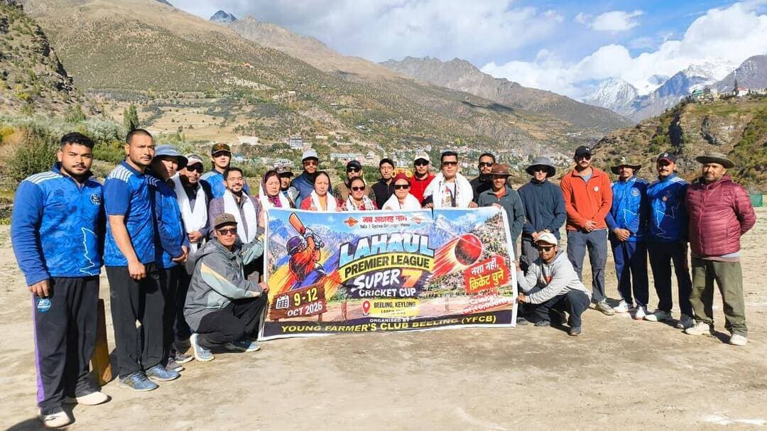 संगम टीम बनी लाहौल प्रीमियर लीग सुपर 7 क्रिकेट प्रतियोगिता की विजेता
Kullu Times
यंग फार्मर क्लब बिलिंग द्वारा आयोजित लाहौल प्रीमियर लीग (LPL) सुपर 7 क्रिकेट प्रतियोगिता का फाइनल मुकाबला संगम टीम और लला मेमे गोशाल टीम के बीच खेला गया। रोमांचक मुकाबले में संगम टीम ने जीत दर्ज कर प्रतियोगिता का खिताब अपने नाम किया।
फाइनल मुकाबले में लला मेमे गोशाल टीम ने पहले बल्लेबाजी करते हुए संगम टीम के सामने 55 रनों का लक्ष्य रखा। लक्ष्य का पीछा करते हुए संगम टीम ने मात्र 6 ओवर में जीत हासिल कर ली। संगम टीम की ओर से शुभम ने शानदार बल्लेबाजी करते हुए 28 रन बनाए और टीम की जीत में अहम योगदान दिया।
प्रतियोगिता के समापन समारोह में मुख्य अतिथि जिला परिषद अध्यक्ष ठिल्ले देचेन ने विजेता एवं उपविजेता टीमों को पुरस्कार प्रदान किए। उन्होंने युवाओं को खेलों में बढ़-चढ़कर भाग लेने और भविष्य में भी इसी तरह खेल गतिविधियों में आगे बढ़ने के लिए प्रेरित किया। उन्होंने प्रतियोगिता के सफल आयोजन के लिए यंग फार्मर क्लब बिलिंग के प्रयासों की सराहना की।
प्रतियोगिता में विजेता संगम टीम को आयोजकों की ओर से ₹21,000 की नकद राशि और ट्रॉफी प्रदान की गई, जबकि उपविजेता लला मेमे गोशाल टीम को ₹10,000 की नकद राशि और ट्रॉफी देकर सम्मानित किया गया। तीसरे पुरस्कार की राशि एचआरटीसी 7 और बिलिंग लिजेंड टीम के बीच साझा की गई।
समारोह में सह-अतिथि के रूप में अमिता रावल, बीडीसी उपाध्यक्ष लाहौल; विपिन शाशनी, बीडीसी गोशाल; अशोक बाटा, बीडीसी केलांग; सुमिता यारपा, उपप्रधान ग्राम पंचायत कारदंग; ठुकतन डोल्मा, जिला परिषद सदस्य लोसर; नवांग नमचीपा, पूर्व बीडीसी सदस्य कारदंग; तथा अंशित शर्मा, आरएम एचआरटीसी केलांग उपस्थित रहे। सभी अतिथियों ने प्रतियोगिता के सफल आयोजन के लिए यंग फार्मर क्लब बिलिंग और महिला मंडल बिलिंग को बधाई दी तथा युवाओं को खेलों के प्रति प्रोत्साहित करने की इस पहल की सराहना की।इस अवसर पर ग्राम पंचायत केलांग के उपप्रधान प्रमोद कुमार और पूर्व जिला परिषद सदस्य केलांग कुंगा बोध ने आयोजन में सहयोग देने वाले सभी लोगों, महिला मंडल, युवाओं और अतिथियों का आभार व्यक्त किया। उन्होंने विजेता एवं उपविजेता टीमों को बधाई देते हुए कहा कि इस तरह के आयोजन ग्रामीण क्षेत्रों में खेल प्रतिभाओं को आगे बढ़ाने और युवाओं को सकारात्मक गतिविधियों से जोड़ने में महत्वपूर्ण भूमिका निभाते हैं।
यंग फार्मर क्लब बिलिंग और महिला मंडल बिलिंग के संयुक्त प्रयासों से आयोजित इस प्रतियोगिता ने क्षेत्र में क्रिकेट के प्रति युवाओं के उत्साह को नई ऊर्जा प्रदान की।