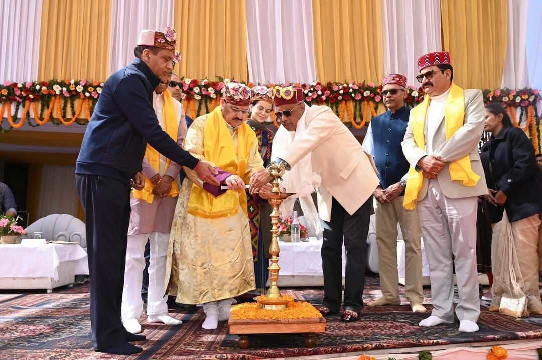 लाहौल-स्पीति को मिली स्वास्थ्य अनुसंधान के क्षेत्र में बड़ी सौगात,
ICMR केंद्र का भूमिपूजन एवं शिलान्यास संपन्न
Kullu Times
लाहौल-स्पीति के केलांग में सोमवार को केंद्रीय स्वास्थ्य एवं परिवार कल्याण मंत्री जगत प्रकाश नड्डा की उपस्थिति में ICMR Centre for High Altitude Medicine and Public Health Research (ICMR-CHAMP) का भूमिपूजन एवं शिलान्यास समारोह आयोजित किया गया। इस अवसर पर पूर्व विधायक रवि ठाकुर भी उपस्थित रहे, कार्यक्रम में रक्षा राज्य मंत्री संजय सेठ, हिमाचल प्रदेश के पूर्व मुख्यमंत्री एवं नेता प्रतिपक्ष जयराम ठाकुर , मंडी संसदीय क्षेत्र की सांसद कंगना रनौत , पूर्व मंत्री गोविंद सिंह ठाकुर तथा ICMR के वरिष्ठ अधिकारी, भाजपा पदाधिकारी एवं कार्यकर्ता उपस्थित रहे।
इस अवसर पर रवि ठाकुर ने कहा कि लाहौल-स्पीति जैसे उच्च हिमालयी और जनजातीय क्षेत्र में इस प्रकार के अनुसंधान केंद्र की स्थापना महत्वपूर्ण कदम है। इससे ऊंचाई वाले क्षेत्रों में स्वास्थ्य संबंधी चुनौतियों, चिकित्सा एवं जनस्वास्थ्य से जुड़े विषयों पर अनुसंधान को बढ़ावा मिलेगा। इसका लाभ स्थानीय निवासियों, जनजातीय समुदायों, सीमावर्ती क्षेत्रों में तैनात जवानों और यहां आने वाले पर्यटकों को भी मिल सकता है।
उन्होंने कहा कि यह पहल क्षेत्र में स्वास्थ्य अनुसंधान को नई दिशा देने के साथ-साथ स्थानीय स्तर पर रोजगार के अवसर विकसित करने में भी सहायक हो सकती है। लाहौल-स्पीति को इस महत्वपूर्ण परियोजना की सौगात देने के लिए उन्होंने केंद्रीय स्वास्थ्य मंत्री जगत प्रकाश नड्डा एवं केंद्र सरकार का आभार व्यक्त किया।
रवि ठाकुर ने कहा कि यह परियोजना लाहौल-स्पीति सहित आसपास के जनजातीय क्षेत्रों के लिए भविष्य में उपयोगी साबित हो सकती है और उच्च हिमालयी क्षेत्रों में स्वास्थ्य संबंधी जरूरतों को समझने तथा उनके समाधान की दिशा में महत्वपूर्ण भूमिका निभा सकती है।
J.P.Nadda Ravi Thakur, Lahaul-Spiti Jairam Thakur Govind Singh Thakur BJP Himachal Pradesh