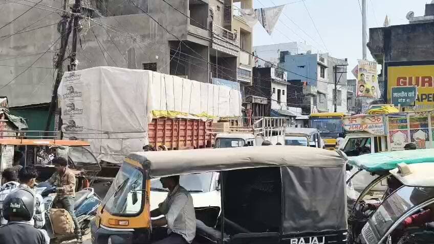 सतना। टिकुरिया लखन चौके में घुसा एक ट्रक घंटों से लगा जाम। इस मार्ग में लखन चौराहे से बास नाका तक ट्रांसपोर्ट कारोबारियों का आतंक। यहां पर आए दिन लोडर वाहन, मिनी ट्रक सहित बड़े बड़े ट्रक नो एंट्री के प्रवेश कर रहे हैं। जिसकी वजह से घंटों तक जाम लगा रहता है। लोग परेशान हो रहे हैं।