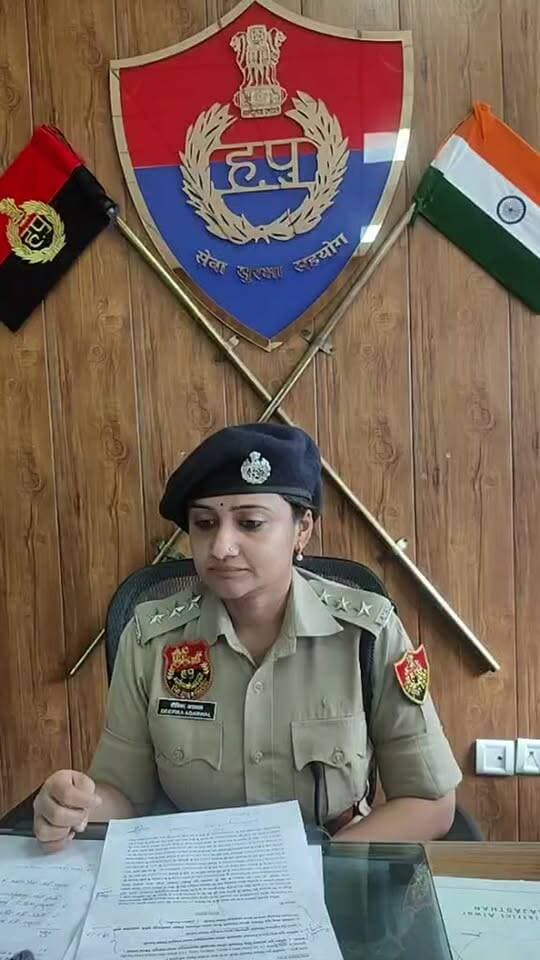 रेवाड़ी में जिला पार्षद के बेटे ने साले के साथ मिलकर दिया लूट की वारदात को दिया अंजाम
रेवाड़ी समाचार पंकज कुमार।
... 10 अक्टूबर की रात पार्षद के बेटे जतिन ने साले व अन्य दो साथियों के साथ मिलकर रची थी लूट की साजिश
.... रेवाड़ी शहर के पोसवाल चौक से उबर कैब बुक कर गांव डालियाकी के पास ड्राइवर को फेंककर गाड़ी व ₹20000 लूटकर हो गए थे फरार
... रेवाड़ी पुलिस ने त्वरित कार्रवाई करते हुए चारों आरोपियों को किया गिरफ्तार
... चारों आरोपी लूट की वारदात को अंजाम देकर मानेसर स्थित एक होटल में जाकर रुके
... मानेसर में ही लूट की गाड़ी को छोड़कर वापस कैब बुक कर पहुंचे थे रेवाड़ी
... बीच में ही रेवाड़ी पुलिस ने चारों ओर आरोपियों को दबोचा
... रेवाड़ी ASP आईपीएस दीपिका अग्रवाल ने प्रेस वार्ता कर पूरी वारदात का किया खुलासा