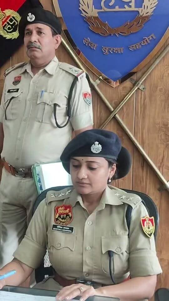 मोबाइल फोन व बाइक छीनकर फरार होने वाले मामले में रेवाड़ी पुलिस की बड़ी कार्रवाई
रेवाड़ी समाचार पंकज कुमार।
...ब्रेजा कार में सवार होकर आए थे बदमाश
...बाइक लूटकर अन्य वारदात करने का था मकसद
...23 सितंबर को हलवाई के साथ दिया था वारदात को अंजाम
...अब पुलिस दो दिन की रिमांड पर लेकर करेगी पूछताछ