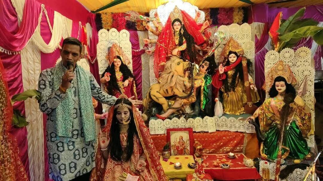 राकेश रावत व मनोहर ठाकुर ने किया महामाई का गुणगान
जोगिंद्रनगर/पंकज पालिया।
साईं मार्कीट जोगिंद्रनगर में चल रही मां दुर्गा पूजा एवं विसर्जन कार्यक्रम की पहली संध्या की शुरूआत महामाई की आरती से की गई। पहली संध्या में लोक गायक राकेश रावत ने महामाई का गुणगान किया। इस संध्या में माता की झांकी संध्या का मुख्य आकर्षण रही। पहली संध्या की आरती में हेतराम व पत्नी ने बतौर यजमान शिरकत की।कूपन के माध्यम से लक्की ड्रा भी निकाले गए। उधर,युवक मंडल छतर द्वारा करवाई जा रही मां दुर्गा पूजा एवं विसर्जन कार्यक्रम में मनोहर ठाकुर ने महामाई का गुणगान किया। पहली संध्या में भाजपा जिला कार्यकारिणी सदस्या मेघना ठाकुर अतिथि रही जिन्हें समिति सदस्यों द्वारा मां दुर्गा की फोटो भेंट की गई।
