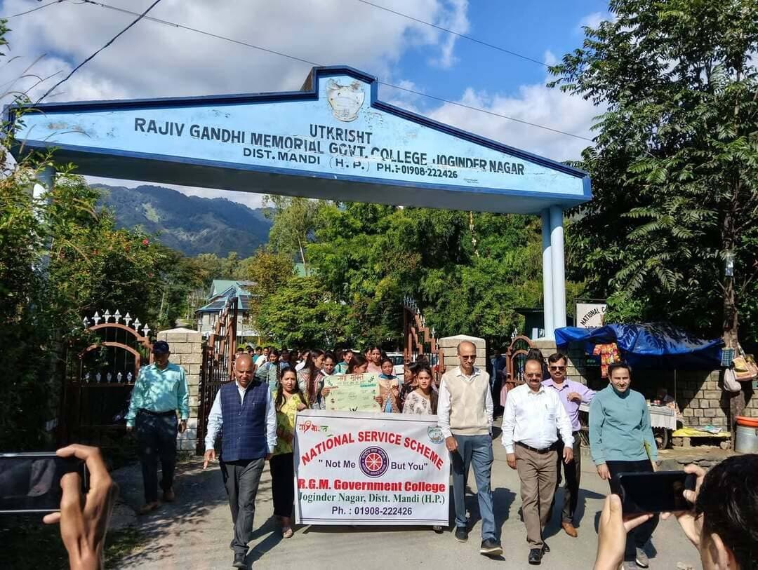 राजकीय महाविद्यालय जोगिंद्रनगर में निकाली नशा मुक्ति जागरूकता रैली
युवाओं को नशे से दूर रहकर राष्ट्र निर्माण में योगदान देने का संदेश
जोगिंद्रनगर, शिव कुमार।
राजीव गांधी स्मारक राजकीय महाविद्यालय जोगिंद्रनगर की एनएसएस यूनिट की ओर से सोमवार को नशा मुक्ति जागरूकता रैली का आयोजन किया गया। रैली महाविद्यालय परिसर से शुरू होकर स्थानीय बाजार से गुजरते हुए वापस महाविद्यालय में संपन्न हुई।
रैली के मुख्य अतिथि महाविद्यालय के प्राचार्य श्री प्रकाश चौहान रहे। उन्होंने विद्यार्थियों को संबोधित करते हुए कहा कि नशा समाज के लिए एक अभिशाप है। युवा पीढ़ी को नशे से दूर रहकर राष्ट्र निर्माण में अपना योगदान देना चाहिए।
इस दौरान एनएसएस स्वयंसेवियों ने नारों और तख्तियों के माध्यम से लोगों को नशे के दुष्प्रभावों के प्रति जागरूक किया तथा नशा मुक्त समाज बनाने का संदेश दिया। रैली में एनएसएस कार्यक्रम अधिकारी डॉ. श्रवण सिंह सहित महाविद्यालय के स्टाफ सदस्य डॉ. दीपक मोहन, डॉ. विशाल कुमार, प्रो. नवीन निश्चल सूद और प्रो. धीरज ने भी भाग लिया। स्थानीय लोगों ने भी रैली का स्वागत किया।