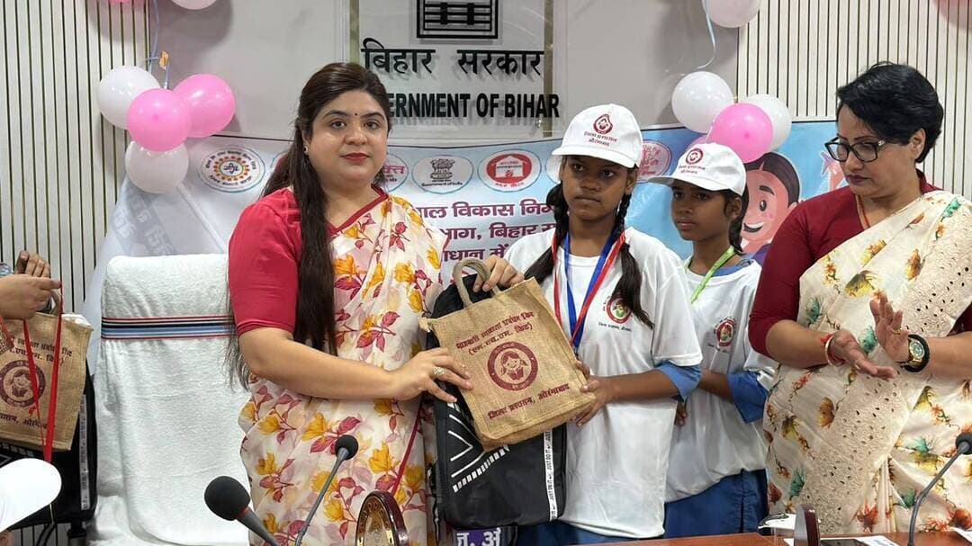 🌸 अंतरराष्ट्रीय बालिका दिवस | साहस, शिक्षा और सशक्तीकरण की प्रेरक कहानी 🌸
✨ बाल विवाह के विरुद्ध आवाज उठाने वाली मदनपुर की 5 साहसी बालिकाएं सम्मानित! ✨
👧📚 बालिकाओं के अधिकारों की रक्षा, शिक्षा को प्रोत्साहन और बाल विवाह जैसी सामाजिक कुरीतियों के उन्मूलन के संकल्प के साथ समाहरणालय सभाकक्ष, औरंगाबाद में अंतरराष्ट्रीय बालिका दिवस के अवसर पर बालिकाओं के साथ संवाद कार्यक्रम आयोजित किया गया।
🌟 जिला पदाधिकारी, औरंगाबाद श्रीमती अभिलाषा शर्मा (भा.प्र.से.) की उपस्थिति में आयोजित इस कार्यक्रम में बालिकाओं की शिक्षा, स्वास्थ्य, पोषण, सुरक्षा एवं भविष्य की आकांक्षाओं पर चर्चा की गई। जिला पदाधिकारी ने बालिकाओं को अपने अधिकारों के प्रति जागरूक रहने, शिक्षा के माध्यम से आत्मनिर्भर बनने तथा बाल विवाह एवं दहेज प्रथा जैसी सामाजिक कुरीतियों के विरुद्ध निडर होकर आवाज उठाने के लिए प्रेरित किया।
💪 साहस की मिसाल बनीं मदनपुर की पांच बालिकाएं!
बाल विवाह के विरुद्ध आवाज उठाकर अपनी शादी रुकवाने और आगे की पढ़ाई जारी रखने का निर्णय लेने वाली मदनपुर प्रखंड की पांच बालिकाओं को उनके साहस, दृढ़ संकल्प एवं शिक्षा के प्रति प्रतिबद्धता के लिए सम्मानित किया गया। उनकी यह पहल समाज के लिए प्रेरणादायक संदेश है कि जागरूकता, शिक्षा और आत्मविश्वास से सामाजिक कुरीतियों के विरुद्ध बदलाव लाया जा सकता है। 👏🌺
🎨🏃♀️ प्रतिभा, खेल और आत्मविश्वास को मिला प्रोत्साहन
इस अवसर से पूर्व 11 अक्टूबर को अंबेडकर आवासीय विद्यालय, कुशी में बालिकाओं के लिए चित्रकला, निबंध लेखन, दौड़, कबड्डी एवं जलेबी दौड़ जैसी रचनात्मक और खेलकूद प्रतियोगिताएं आयोजित की गईं। उत्कृष्ट प्रदर्शन करने वाली छात्राओं को मोमेंटो, स्कूल बैग, मासिक धर्म स्वच्छता किट एवं मेडल देकर सम्मानित किया गया।
🌈 सशक्त बालिका, समृद्ध समाज!
बालिकाओं को समान अवसर, गुणवत्तापूर्ण शिक्षा और सुरक्षित वातावरण उपलब्ध कराना हम सभी की सामूहिक जिम्मेदारी है। जिला प्रशासन, औरंगाबाद बालिकाओं के सर्वांगीण विकास, अधिकारों के संरक्षण एवं उन्हें शिक्षित, आत्मनिर्भर और सशक्त बनाने के लिए प्रतिबद्ध है।
🤝 आइए, संकल्प लें—बाल विवाह को रोकेंगे, बालिकाओं को पढ़ाएंगे और उनके सपनों को नई उड़ान देंगे!
#SamratChoudhary #CMSamrat #InternationalDayOfTheGirlChild #BetiBachaoBetiPadhao #GirlChildEmpowerment #StopChildMarriage #EducateGirls
Social Welfare Department, Government of Bihar Information & Public Relations Department, Government of Bihar CMO Bihar