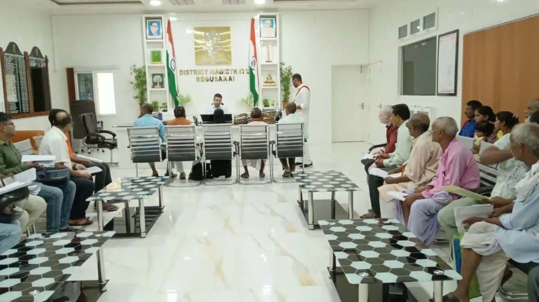 जिला पदाधिकारी, बेगूसराय श्री रिची पांडेय की अध्यक्षता में सोमवार को आयोजित जनता दरबार में 67 आवेदन प्राप्त हुए।
जिला पदाधिकारी ने नागरिकों की समस्याएं सुनते हुए संबंधित पदाधिकारियों को मामलों की जांच कर समयबद्ध एवं गुणवत्तापूर्ण निष्पादन सुनिश्चित करने का निर्देश दिया। उन्होंने आवेदनों पर पारदर्शी एवं प्रभावी कार्रवाई करते हुए आवेदकों को भी इसकी जानकारी देने पर जोर दिया। आम नागरिकों की समस्याओं के समाधान हेतु प्रत्येक सोमवार एवं शुक्रवार को जनता दरबार का आयोजन किया जाता है।
IPRD Bihar
#begusarai
#cmsamrat
#easeofliving