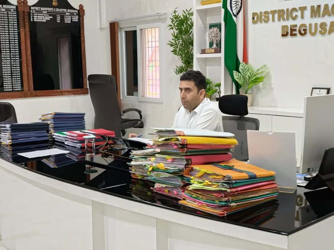 सहकारिता विभाग की योजनाओं की समीक्षा, लंबित कार्यों में तेजी लाने का निर्देश
जिला पदाधिकारी, बेगूसराय श्री रिची पांडेय की अध्यक्षता में जिला सहकारिता विकास समिति की समीक्षा बैठक आयोजित की गई। बैठक में अन्न भंडारण योजना, सब्जी उत्पादक सहकारी समितियों के लिए आधारभूत संरचना, पैक्स कम्प्यूटरीकरण, सीएससी सेवाएं, उर्वरक वितरण, प्रधानमंत्री जन औषधि केंद्र, बिहार राज्य फसल सहायता योजना एवं केंद्रीय सहकारी बैंक की प्रगति की समीक्षा की गई।
जिला पदाधिकारी ने विभिन्न योजनाओं के तहत लंबित भूमि आवंटन, पैक्स कम्प्यूटरीकरण तथा फसल सहायता योजना के आवेदनों के भौतिक सत्यापन में तेजी लाने का निर्देश दिया। उन्होंने सभी संबंधित पदाधिकारियों को योजनाओं का पारदर्शी एवं समयबद्ध क्रियान्वयन सुनिश्चित करने तथा किसानों और ग्रामीणों को सहकारी संस्थाओं के माध्यम से अधिकाधिक लाभ उपलब्ध कराने पर जोर दिया।
IPRD Bihar
#begusarai
Co-operative Department, Government of Bihar