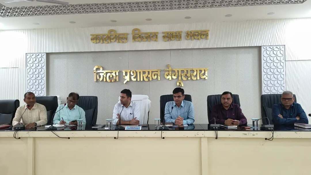 जिला पदाधिकारी श्री रिची पाण्डेय की अध्यक्षता में जिला स्तरीय समन्वय समिति की बैठक आयोजित की गई। बैठक में विकास योजनाओं, आपदा राहत, स्वास्थ्य, शिक्षा, राजस्व, लोक सेवाओं एवं जन शिकायतों के निष्पादन की समीक्षा की गई।
जिला पदाधिकारी ने सभी संबंधित पदाधिकारियों को लंबित मामलों का समयबद्ध निष्पादन, योजनाओं के लक्ष्यों की प्राप्ति तथा जन शिकायतों पर प्रभावी कार्रवाई सुनिश्चित करने का निर्देश दिया। उन्होंने स्पष्ट किया कि जनहित के कार्यों में किसी भी प्रकार की लापरवाही बर्दाश्त नहीं की जाएगी।
बैठक में उप विकास आयुक्त श्री आकाश चौधरी, अपर समाहर्ता श्री बृज किशोर चौधरी सहित अन्य पदाधिकारी उपस्थित रहे।
IPRD Bihar
#begusarai
#cmsamrat
