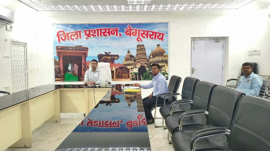 बाढ़ प्रभावित 1,172 परिवारों को 82.04 लाख रुपये की अनुग्रहित राहत राशि हस्तांतरित
माननीय मुख्यमंत्री श्री सम्राट चौधरी ने वीडियो कॉन्फ्रेंसिंग के माध्यम से बाढ़ प्रभावित परिवारों के बैंक खातों में प्रति परिवार 7,000 रुपये की दर से अनुग्रहित राहत राशि डीबीटी के माध्यम से हस्तांतरित की। इस अवसर पर बेगूसराय एनआईसी में जिला पदाधिकारी श्री रिची पाण्डेय सहित अन्य संबंधित पदाधिकारी उपस्थित रहे।
जिले में दूसरे चरण के तहत कुल 1,172 बाढ़ प्रभावित परिवारों के खातों में कुल 82 लाख 4 हजार रुपये अंतरित किए गए। जिला प्रशासन बाढ़ प्रभावित परिवारों तक राहत राशि एवं आवश्यक सहायता पारदर्शी और समयबद्ध तरीके से पहुंचाने के लिए प्रतिबद्ध है।
IPRD Bihar
#begusarai
#cmsamrat