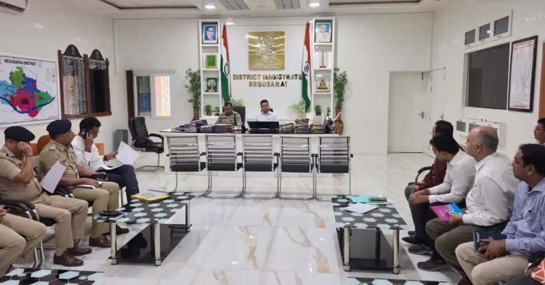 जिला पदाधिकारी श्री रिची पाण्डेय की अध्यक्षता में NHAI एवं IOCL से संबंधित ओवर डाइमेंशनल कंसाइनमेंट के आवागमन, सड़क की स्थिति एवं यातायात व्यवस्था की समीक्षा की गई।
जिला पदाधिकारी ने चकिया के पास जर्जर सर्विस सड़क की दो से तीन दिनों के भीतर मरम्मत कराने तथा निर्माण कार्यों में तेजी लाने का निर्देश दिया। आगामी कल्पवास मेला एवं दुर्गा पूजा के मद्देनजर उन्होंने यातायात सुचारु रखने तथा सिमरिया घाट स्थित कल्पवास क्षेत्र से IOCL के कंसाइनमेंट को हटाने का निर्देश दिया, ताकि श्रद्धालुओं एवं साधु-संतों को किसी प्रकार की असुविधा न हो।
IPRD Bihar
#begusarai
#cmsamrat