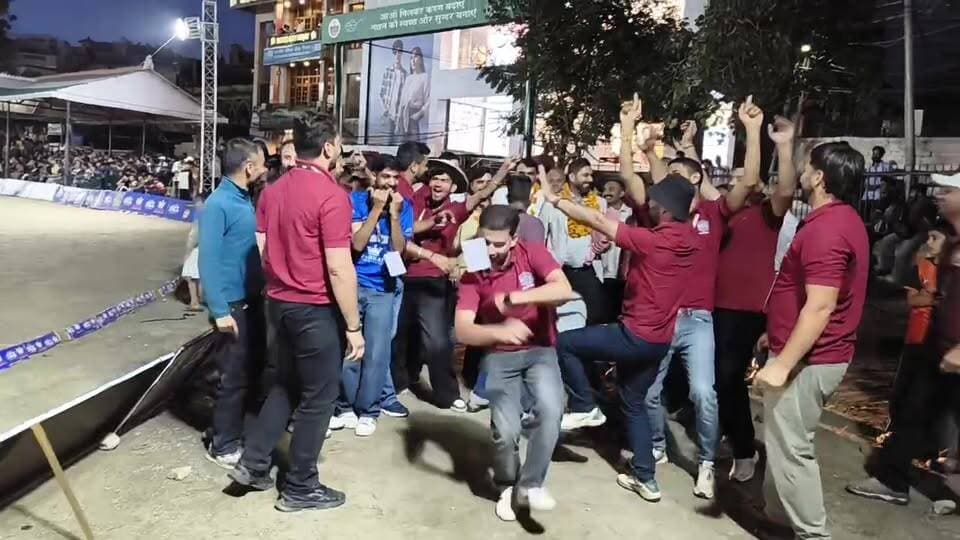 LIVE: सिरमौर क्रिकेट लीग का समापन: बतौर मुख्य अतिथि पहुंचे सम्राट मार्वल ग्रुप के मालिक कमल प्रकाश शर्मा, और सुनील शर्मा... देखिए लाइव तस्वीरें...
