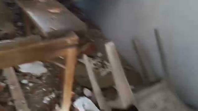 ब्रेकिंग न्यूज
छतरपुर
लवकुशनगर टहनँगा माध्यमिक स्कूल में उस समय हड़कंप मच गया,जब कक्षा के कमरे की छत का प्लास्टर अचानक भरभराकर नीचे गिर गया,घटना के समय कमरे में 30 बच्चे बैठे हुए थे प्लास्टर गिरते ही बच्चों में चीख-पुकार मच गई जिसकी आवाज बाहर तक सुनाई दी,गनीमत रही कि बच्चे बाल-बाल बच गए। इस घटना ने स्कूल भवन की सुरक्षा व्यवस्था और बच्चों की जान की सुरक्षा को लेकर गंभीर सवाल खड़े कर दिए हैं।मामले में किस बजह से प्लास्टर गिर गया यह अभी स्पस्ट नही हुआ हैं, सभी बच्चे सुरक्षित है
हिमांशु अग्रवाल
छतरपुर