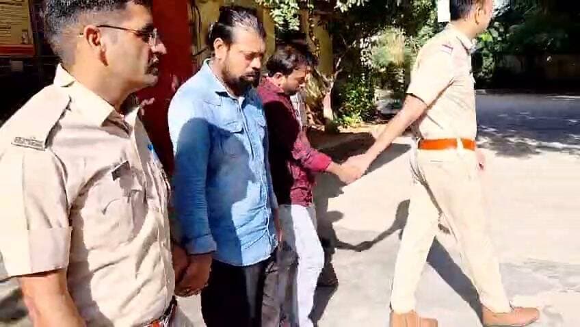 🚨 कोटा में बकरा चोर गैंग का पर्दाफाश! तीन आरोपी गिरफ्तार
🐐 कैथून के फार्म हाउस से चुराए थे 3 बकरे, बेचकर हासिल किए ₹91,800!
कोटा के कैथून थाना पुलिस ने बकरा चोरी के मामले में तीन आरोपियों को गिरफ्तार किया है। आरोप है कि बदमाशों ने कैथून स्थित एक फार्म हाउस से तीन बकरे चोरी किए थे। पुलिस ने बेचे गए बकरों की राशि ₹91,800 भी बरामद कर ली है।
अब पुलिस आरोपियों से पूछताछ कर मामले में आगे की जांच कर रही है।
✍️ जर्नलिस्ट मंगल सिंह हाडा
#KotaNews #KaithoonPolice #KotaCrime #RajasthanPolice #CrimeNews #KotaBreaking #MangalSinghHada