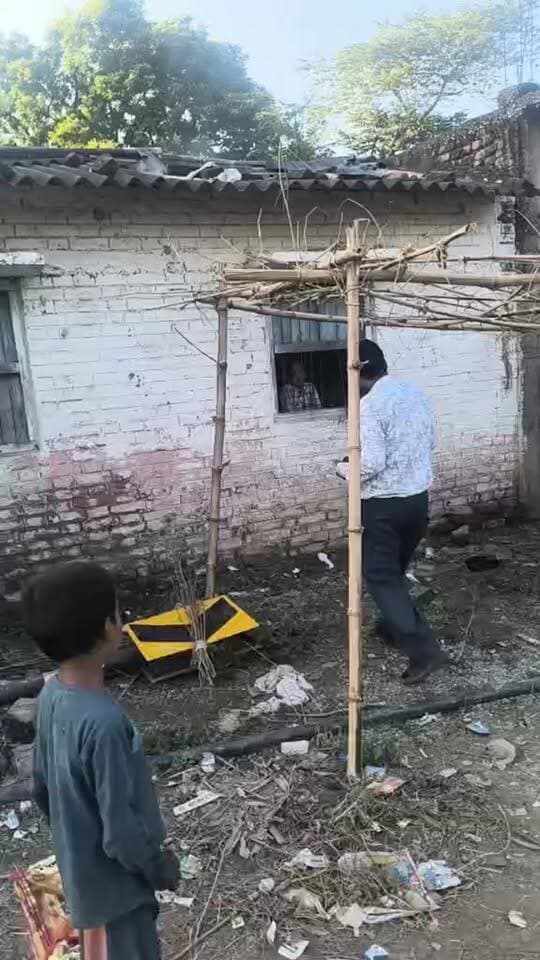 सीतामढ़ी-भिट्ठामोड़ मार्ग पर बस हादसा: अनियंत्रित होकर घर में घुसी यात्री बस, आधा दर्जन से अधिक लोग जख्मी