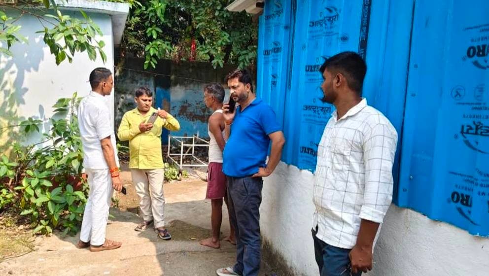 आहार में डूबने से भारतीय जनता पार्टी के वरिष्ठ नेता के 48 वर्षीय बेटे सूर्यकांत सिंह की दर्दनाक मौत, परिवार में मचा चीख पुकार।
नवादा जिले के नरहट थाना क्षेत्र गजरा चातर गांव में सोमवार की सुबह आहर में डूबने से एक किसान की मौत हो गई। मृतक की पहचान गजरा चातर गांव निवासी रामपदारथ सिंह के 48 वर्षीय पुत्र सूर्यकांत सिंह के रूप में हुई है। हादसे के बाद परिजनों में कोहराम मच गया जबकि पूरे गांव में शोक की लहर दौड़ पड़ी। मिली जानकारी के अनुसार सूर्यकांत सिंह सोमवार की सुबह शौच के लिए आहर की ओर गए थे। इसी दौरान अचानक उनका पैर फिसल गया और वह गहरे पानी में चले गए। पानी में डूबने से उनकी मौत हो गई। घटना की जानकारी मिलते ही आसपास के लोगों में अफरा-तफरी मच गई। स्थानीय लोगों ने घटना की सूचना नरहट थाना पुलिस को दी। सूचना मिलने पर पुलिस मौके पर पहुंची और आवश्यक कार्रवाई करते हुए शव को अपने कब्जे में ले लिया। इसके बाद शव को पोस्टमार्टम के लिए सदर अस्पताल नवादा भेज दिया गया। हादसे की खबर मिलते ही मृतक के परिजनों का रो-रोकर बुरा हाल है । वहीं परिवार के सदस्यों की चीख पुकार से माहौल गमगीन हो गया। वहीं अचानक हुई इस घटना से गांव के लोग भी सदमें में हैं।
नवादा से राकेश कुमार चंदन की रिपोर्ट !