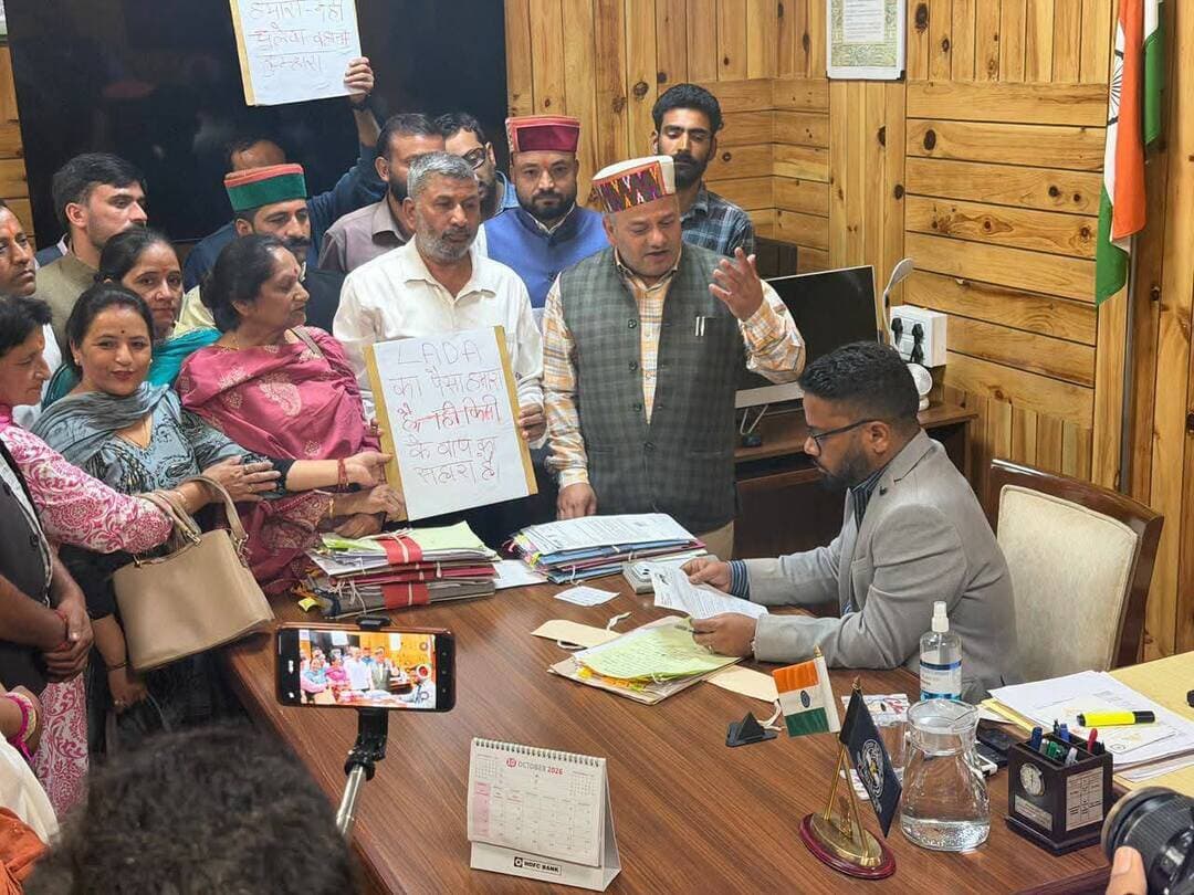 लाडा की लंबित राशि को लेकर आज भाजपा ने विधायक डॉ. जनक राज की अगुवाई में प्रभावित परिवारों के हक में उपायुक्त कार्यालय के बाहर धरना-प्रदर्शन
भरमौर। जल विद्युत परियोजनाओं से प्रभावित परिवारों को लाडा (LADA) के तहत मिलने वाली धनराशि का भुगतान लंबित रहने के मुद्दे पर आज विधायक डॉ. जनक राज की अगुवाई में भाजपा द्वारा उपायुक्त कार्यालय के बाहर धरना-प्रदर्शन किया गया। प्रदर्शन के माध्यम से प्रभावित परिवारों को उनकी लंबित राशि का भुगतान जल्द जारी करने की मांग उठाई गई।