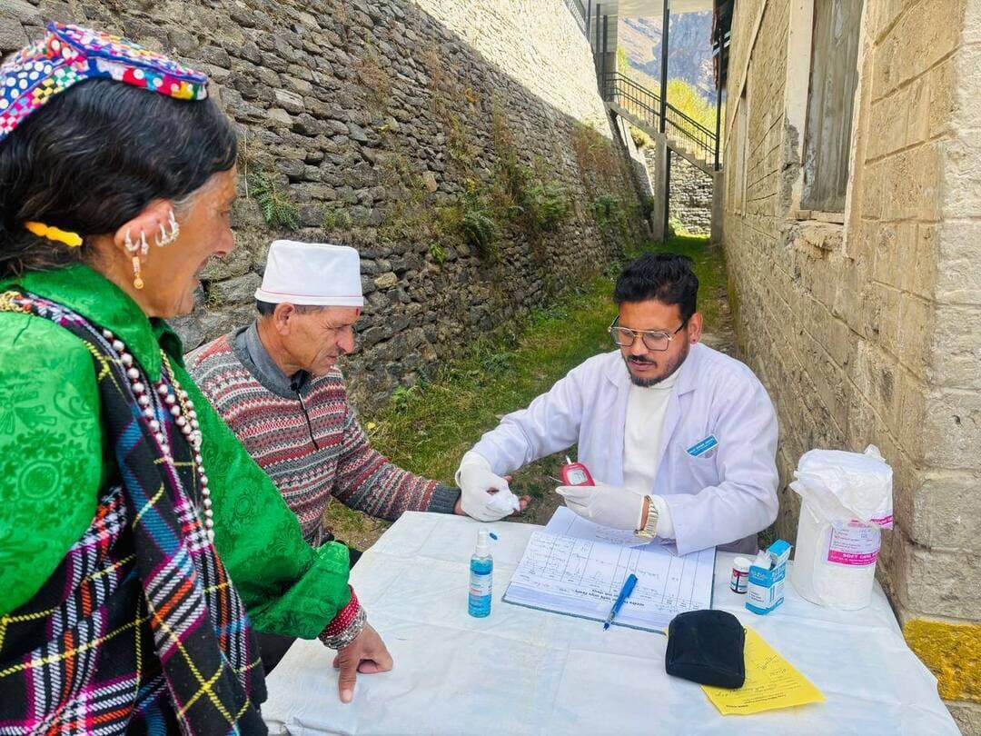 पांगी के चार दुर्गम गांवों तक पहुंची आयुष विभाग की मोबाइल मेडिकल यूनिट, 395 लोगों की स्वास्थ्य जांच
123 शुगर और 64 हीमोग्लोबिन टेस्ट किए, ग्रामीणों को मुफ्त आयुर्वेदिक दवाइयां बांटकर योग एवं स्वस्थ जीवनशैली के प्रति किया जागरूक
हिमाचल 84 टीवी ब्यूरो पांगी, 12 अक्टूबर।
जनजातीय क्षेत्र पांगी के दुर्गम गांवों में स्वास्थ्य सुविधाएं पहुंचाने के उद्देश्य से आयुष विभाग चंबा की मोबाइल मेडिकल यूनिट ने सराहनीय पहल की है। विभाग की टीम ने 7 से 12 अक्टूबर तक टुण्डरु, सेचु, ताई सुराल और किरयूनी गांवों में स्वास्थ्य शिविर आयोजित कर कुल 395 लोगों के स्वास्थ्य की जांच की। कठिन भौगोलिक परिस्थितियों के बावजूद स्वास्थ्य टीम ने ग्रामीणों को घर-द्वार के नजदीक चिकित्सा सुविधाएं उपलब्ध करवाईं।
जिला आयुष अधिकारी डॉ. अनिता शर्मा के दिशा-निर्देशानुसार आयोजित शिविरों के तहत 7 अक्टूबर को टुण्डरु, 8 अक्टूबर को सेचु, 10 अक्टूबर को ताई सुराल तथा 12 अक्टूबर को किरयूनी गांव में स्वास्थ्य सेवाएं प्रदान की गईं। इस दौरान 123 लोगों के शुगर टेस्ट और 64 लोगों के हीमोग्लोबिन टेस्ट किए गए। इसके अलावा ग्रामीणों के रक्तचाप की जांच कर उन्हें आवश्यक स्वास्थ्य परामर्श भी दिया गया।
शिविरों में मोबाइल मेडिकल यूनिट के चिकित्सकों एवं स्वास्थ्य कर्मियों ने लोगों की स्वास्थ्य जांच करने के साथ उनकी आवश्यकतानुसार नि:शुल्क आयुर्वेदिक दवाइयां वितरित कीं। ग्रामीणों को संतुलित आहार, नियमित दिनचर्या और स्वस्थ जीवनशैली अपनाने के लिए प्रेरित किया गया। साथ ही योग के महत्व एवं लाभों की जानकारी देकर विभिन्न योगासन करवाए गए। आयुर्वेद और स्वास्थ्य जागरूकता से संबंधित आईईसी सामग्री वितरित कर लोगों को बीमारियों से बचाव के प्रति जागरूक किया गया।
जिला आयुष अधिकारी डॉ. अनिता शर्मा ने कहा कि विभाग का मुख्य उद्देश्य जिले के दुर्गम, जनजातीय और दूरदराज क्षेत्रों में रहने वाले लोगों तक गुणवत्तापूर्ण स्वास्थ्य सेवाएं पहुंचाना है। मोबाइल मेडिकल यूनिट के माध्यम से नियमित स्वास्थ्य शिविर आयोजित कर लोगों को जांच, उपचार, आवश्यक दवाइयों और स्वास्थ्य जागरूकता का लाभ दिया जा रहा है। विभाग स्वास्थ्य सेवाओं को घर-द्वार तक पहुंचाने के लिए निरंतर प्रयासरत है।
इन शिविरों में डॉ. राजिंदर ठाकुर, डॉ. अनुज कौशल, आयुर्वेदिक फार्मेसी अधिकारी दलीप जरयाल, टप्पू, देविंदरा, सुरजीत कुमार और राम चरण ने अपनी सेवाएं प्रदान कीं। शिविरों के सफल आयोजन में उपमंडलीय पांगी आयुष चिकित्सा अधिकारी डॉ. अंजना ठाकुर का महत्वपूर्ण योगदान रहा।
स्वास्थ्य शिविरों के अंतिम दिन 12 अक्टूबर को किरयूनी गांव में पांगी के बीडीसी चेयरमैन श्री शक्ति ठाकुरवान विशेष रूप से मौजूद रहे।
आयुष विभाग की इस पहल से दुर्गम क्षेत्रों के ग्रामीणों को स्वास्थ्य जांच एवं उपचार की सुविधा मिलने के साथ आयुर्वेद, योग और स्वस्थ जीवनशैली के प्रति जागरूकता बढ़ाने में भी मदद मिल रही है।