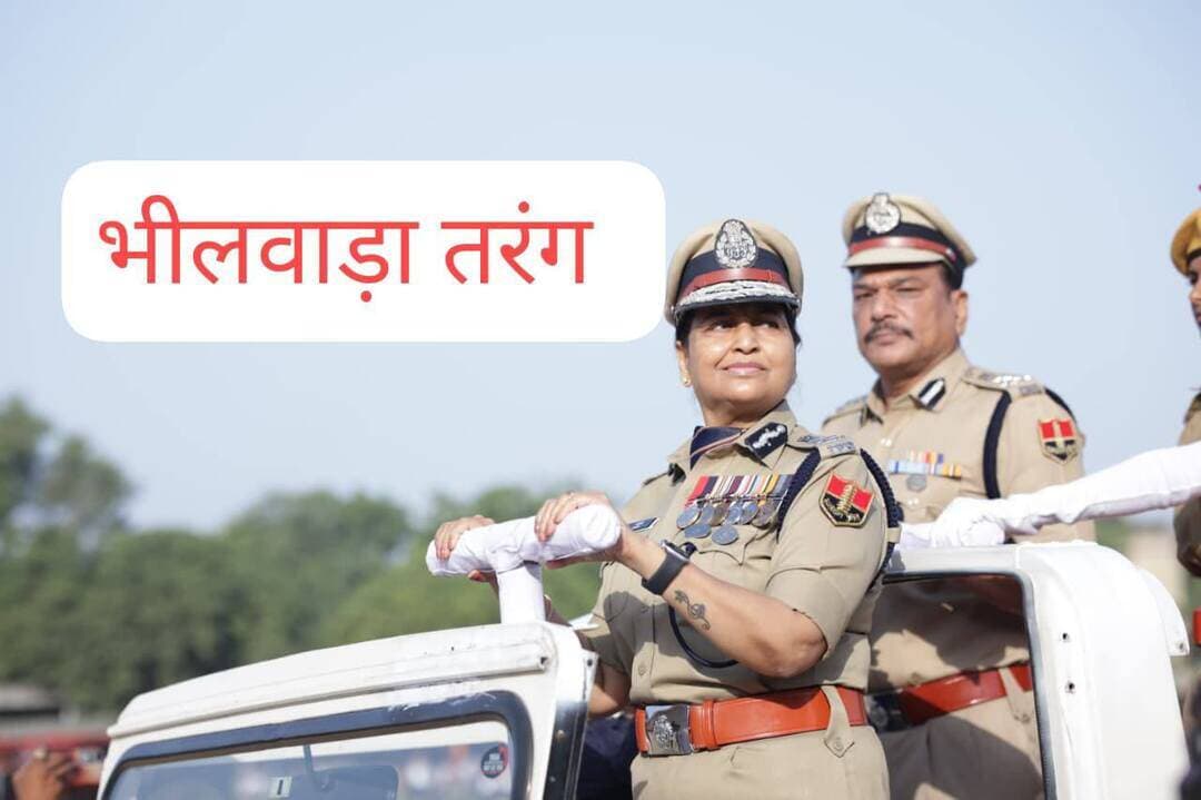 *आरपीटीसी किशनगढ़ और पीटीएस सिलोरा में भव्य दीक्षांत परेड: 828 नव-प्रशिक्षित महिला आरक्षी देश सेवा को समर्पित*
° महानिदेशक (यातायात) मालिनी अग्रवाल की मुख्य आतिथ्य में संपन्न हुआ दीक्षांत परेड समारोह; स्मार्ट पुलिसिंग के मूल मंत्र के साथ आधुनिक तकनीक और संवेदनशीलता पर जोर
जयपुर :कमलेश आमेटा, 12 अक्टूबर। राजस्थान पुलिस को 828 नवप्रशिक्षित महिला कांस्टेबल मिली हैं। राजस्थान पुलिस प्रशिक्षण केंद्र (आरपीटीसी), किशनगढ़ और पुलिस दूरसंचार प्रशिक्षण संस्थान (पीटीएस), सिलोरा में नव नियुक्त महिला कांस्टेबलों के प्रशिक्षण पूर्ण होने पर दीक्षांत परेड समारोह आयोजित किए गए। दोनों समारोहों में महानिदेशक पुलिस यातायात श्रीमती मालिनी अग्रवाल मुख्य अतिथि रहीं।
आरपीटीसी किशनगढ़ में राजस्थान के 14 जिलों की 533 नव नियुक्त महिला कांस्टेबलों तथा पीटीएस सिलोरा में पुलिस दूरसंचार की 295 महिला कांस्टेबलों ने दीक्षांत परेड में भाग लिया। समारोह में प्रशिक्षुओं ने अनुशासन, एकजुटता और उत्कृष्ट परेड कौशल का प्रदर्शन किया।
*अपराधियों के प्रति सख्ती, आमजन के साथ संवेदनशीलता ही स्मार्ट पुलिसिंग*
मुख्य अतिथि श्रीमती मालिनी अग्रवाल ने अपने संबोधन में नवप्रशिक्षित महिला कांस्टेबलों से स्मार्ट पुलिसिंग के मूल मंत्र को अपनाते हुए अपराधियों के प्रति सख्ती और आमजन के साथ संवेदनशील व्यवहार रखने का आह्वान किया। उन्होंने आधुनिक तकनीक एवं नवीनतम विधिक प्रावधानों की जानकारी के साथ जिम्मेदारी और जवाबदेही से कर्तव्यों का निर्वहन करने पर जोर दिया।
*राष्ट्रगीत के साथ हुआ समारोह का शुभारंभ*
मुख्य अतिथि श्रीमती मालिनी अग्रवाल के संस्थान पहुंचने पर आरपीटीसी किशनगढ़ के प्राचार्य एवं उप महानिरीक्षक पुलिस राजन दुष्यंत ने उनका स्वागत किया। बैंड प्लाटून ने राष्ट्रगीत ‘वंदे मातरम्’ का वादन किया और परेड ने सलामी देकर मुख्य अतिथि का अभिवादन किया। इसके बाद मुख्य अतिथि ने परेड का निरीक्षण किया। आरपीटीसी किशनगढ़ के कमांडेंट संदीप सिंह ने नव आरक्षियों को सत्यनिष्ठा एवं कर्तव्यपरायणता की शपथ दिलाई।
दीक्षांत परेड में आठ प्लाटूनों ने मंच के सामने से गुजरते हुए शानदार प्रदर्शन किया। परेड का नेतृत्व उदयपुर जिले की प्रमिला धाकड़ ने किया। विभिन्न प्लाटूनों का नेतृत्व सुनीता देवी, पायल सिसोदिया, अंकिता, प्रियंका कंवर, कल्पना कुमारी कटारा, रानू सोनी, सोनू कुमारी और पूजा ने किया।
*फायरिंग, ड्रिल और आउटडोर प्रशिक्षण में उत्कृष्ट प्रदर्शन*
आरपीटीसी किशनगढ़ के बैच संख्या 75 में फायरिंग व इंडोर में कोमल जांगिड़ और ड्रिल में संजना पंड्या ने प्रथम स्थान प्राप्त किया। आउटडोर में प्रमिला धाकड़ ने श्रेष्ठ प्रदर्शन किया। कोमल जांगिड़, जिला ब्यावर, ऑलराउंडर प्रथम रहीं।
इसी प्रकार पीटीएस सिलोरा में पुलिस दूरसंचार की महिला कांस्टेबलों के बैच में फायरिंग में निकेश डूडी, इंडोर में प्रियंका, आउटडोर में दिव्या राठौड़ और ड्रिल में सावित्री गुर्जर ने प्रथम स्थान प्राप्त किया। निकिता, ऑलराउंडर प्रथम रहीं।
प्रशिक्षण में उत्कृष्ट योगदान के लिए आरपीटीसी किशनगढ़ के संदीप कुमार कांस्टेबल को सर्वश्रेष्ठ इंडोर प्रशिक्षक तथा नंदलाल चौधरी को सर्वश्रेष्ठ आउटडोर प्रशिक्षक के रूप में पुरस्कृत किया गया। पीटीएस सिलोरा में उपनिरीक्षक रामावतार पालीवाल सर्वश्रेष्ठ इंडोर प्रशिक्षक और रघुवीर सिंह सर्वश्रेष्ठ आउटडोर प्रशिक्षक के रूप में सम्मानित हुए।
*नौ माह के प्रशिक्षण में आधुनिक पुलिसिंग और नवीन कानूनों पर जोर*
आरपीटीसी किशनगढ़ के प्राचार्य राजन दुष्यंत ने प्रशिक्षण प्रतिवेदन प्रस्तुत करते हुए बताया कि स्मार्ट पुलिसिंग की अवधारणा के अनुरूप नव आरक्षियों को तकनीक-हितैषी, संवेदनशील और जनमित्र पुलिसकर्मी बनाने के उद्देश्य से प्रशिक्षण दिया गया। बीपीआरएंडडी के मार्गदर्शन और पुलिस मुख्यालय के निर्देशों के अनुसार राष्ट्रीय पुलिस अकादमी के पैटर्न पर तैयार नवीन पाठ्यक्रम के अंतर्गत नौ माह का प्रशिक्षण आयोजित किया गया।
इस दौरान प्रशिक्षुओं को नवीनतम कानूनों, फॉरेंसिक साइंस, साइबर अपराध, क्रिमिनोलॉजी, आर्थिक अपराधों की जांच, व्यक्तित्व विकास, पुलिस स्टेशन प्रबंधन और आंतरिक सुरक्षा जैसे महत्वपूर्ण विषयों की जानकारी दी गई।
*व्यावहारिक प्रशिक्षण से बढ़ाई गई पेशेवर दक्षता*
प्रशिक्षणार्थियों को पुलिस कंट्रोल रूम, एफएसएल, मनोरोग चिकित्सालय, नशा मुक्ति केंद्र, बर्न वार्ड, नारी संरक्षण गृह और वन स्टॉप क्राइसिस सेंटर का भ्रमण करवाया गया, ताकि वे विभिन्न परिस्थितियों में संवेदनशीलता और जिम्मेदारी के साथ कार्य कर सकें।
उनकी व्यावसायिक दक्षता बढ़ाने के लिए नियमित परीक्षाओं के साथ नाइट पेट्रोलिंग, कॉम्बिंग रेड, वाहन चेकिंग, प्राथमिक उपचार, वीआईपी सुरक्षा, आपदा प्रबंधन और बलवा नियंत्रण का मैदानी प्रशिक्षण भी दिया गया।
समारोह में प्रशिक्षणार्थियों ने जर्मन ड्रिल (म्यूजिकल राइफल ड्रिल) और यूएसी सहित विभिन्न प्रदर्शन प्रस्तुत किए। मुख्य अतिथि ने प्रशिक्षुओं के प्रदर्शन की सराहना की।
*वरिष्ठ पुलिस अधिकारी और परिजन रहे उपस्थित*
समारोह में अजमेर रेंज के महानिरीक्षक पुलिस डॉ. रवि, अजमेर पुलिस अधीक्षक हर्षवर्धन अग्रवाला, जीआरपी अजमेर के पुलिस अधीक्षक नरेंद्र सिंह, हाड़ीरानी महिला बटालियन नारेली की कमांडेंट श्रीमती उषा यादव सहित अन्य पुलिस अधिकारी उपस्थित रहे। प्रशिक्षणार्थियों के जिलों से आए प्रतिनिधि अधिकारियों, अभिभावकों, परिजनों और गणमान्य नागरिकों ने भी समारोह में भाग लिया।
अंत में पीटीएस सिलोरा के कमांडेंट राजेंद्र सिंह रावत ने मुख्य अतिथि, उपस्थित अधिकारियों, गणमान्य नागरिकों और मीडिया प्रतिनिधियों का आभार व्यक्त किया।
-----------