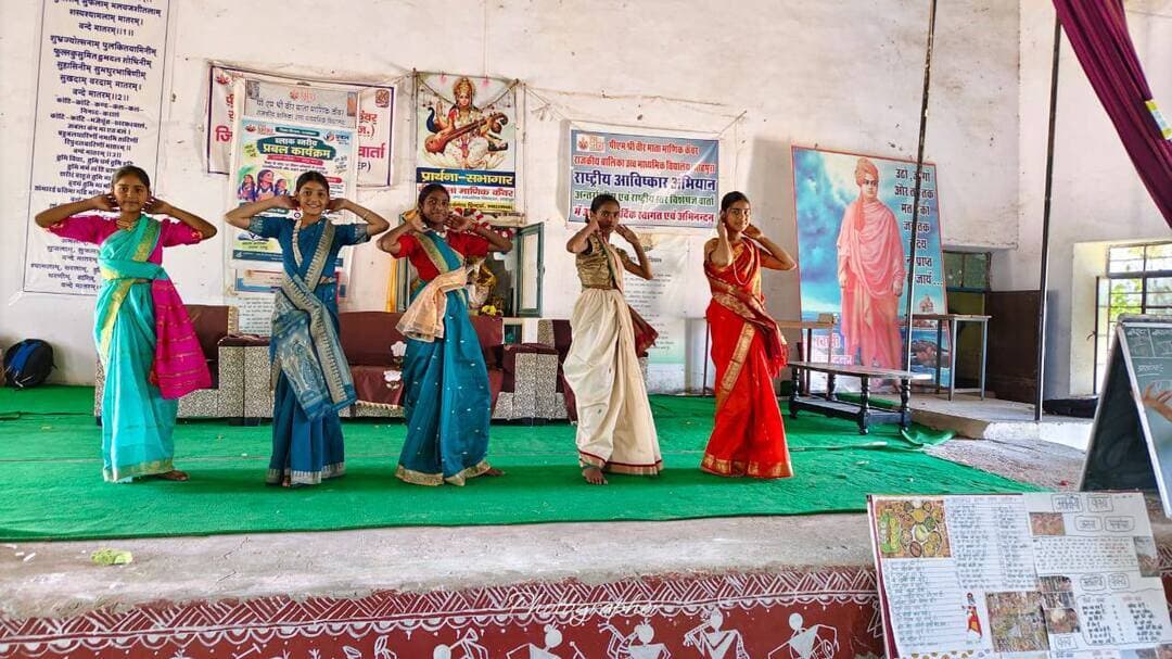 विद्यालय में ‘एक भारत श्रेष्ठ भारत’ कार्यक्रम के अंतर्गत असमिया लोकनृत्य का आयोजन
शाहपुरा (भीलवाड़ा)-राजेन्द्र खटीक।
शाहपुरा। पीएम श्री वीर माता माणिक कंवर राजकीय बालिका उच्च माध्यमिक विद्यालय, शाहपुरा में ‘एक भारत श्रेष्ठ भारत’ कार्यक्रम के अंतर्गत असम राज्य की संस्कृति एवं परंपराओं से विद्यार्थियों को परिचित करवाने के उद्देश्य से असमिया लोकनृत्य का आयोजन किया गया। कक्षा 6 वी कक्षा 7 की बालिकाओं ने असमिया लोक नृत्य की बहुत ही सुंदर प्रस्तुति दी।
कार्यक्रम में छात्राओं ने असम की समृद्ध लोकसंस्कृति, पारंपरिक वेशभूषा, संगीत एवं लोकनृत्य की मनमोहक प्रस्तुति दी। इस अवसर पर असम राज्य की सभ्यता, संस्कृति, भाषा, खान-पान एवं रीति-रिवाजों के बारे में भी जानकारी दी गई।
कार्यक्रम का मुख्य उद्देश्य विद्यार्थियों में राष्ट्रीय एकता, सांस्कृतिक विविधता के प्रति सम्मान तथा विभिन्न राज्यों की परंपराओं को समझने की भावना विकसित करना था। छात्राओं ने उत्साहपूर्वक भाग लेते हुए अपनी प्रतिभा का प्रदर्शन किया।
विद्यालय में आयोजित इस गतिविधि के माध्यम से छात्राओं को यह संदेश दिया गया कि भारत विभिन्न भाषाओं, वेशभूषाओं और संस्कृतियों वाला देश होते हुए भी एकता के सूत्र में बंधा हुआ है। इस प्रकार ‘एक भारत श्रेष्ठ भारत’ कार्यक्रम ने छात्राओं में देश की विविध सांस्कृतिक विरासत के प्रति रुचि एवं गौरव की भावना को प्रोत्साहित किया।
पीएम श्री विद्यालय की इस पहल से छात्राओं को शिक्षा के साथ-साथ भारतीय लोककला एवं सांस्कृतिक परंपराओं को जानने का अवसर मिला। प्रस्तुति देने वाली समस्त छात्रों को मोमेंटो देकर प्राचार्य सुरेंद्र सिंह बारेठ ने सम्मानित किया। कार्यक्रम का संचालन प्रभारी इंदिरा जैन ने किया। कार्यक्रम में तबस्सुम खान, शकुंतला छीपी माया कोहली राधिका शर्मा एवं कक्षा 9 से 12 की छात्राएं उपस्थित रही।