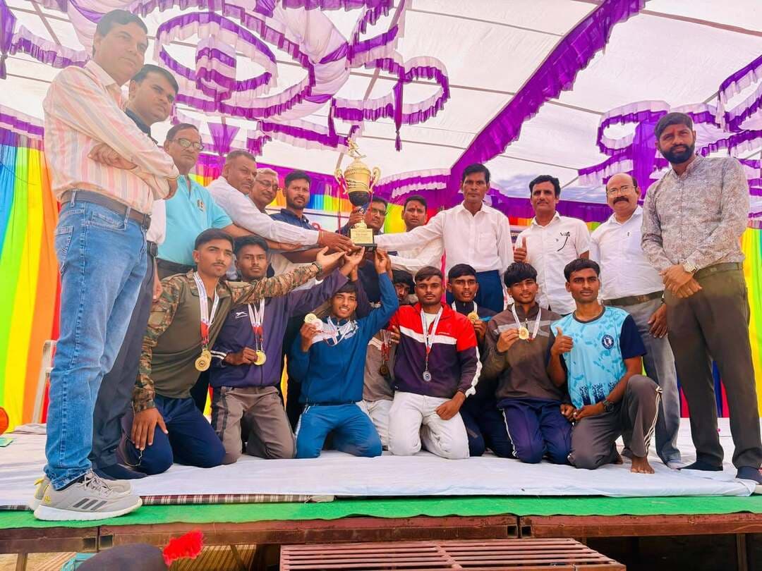 70वीं जिला स्तरीय एथलेटिक्स प्रतियोगिता में राजकीय उच्च माध्यमिक विद्यालय अरनिया रासा बना चैंपियन
नीरज माली ने तीन स्पर्धाओं में मारी बाजी, कुलदीप जाट ने एक स्पर्धा में बाजी मारी अंजली मीणा ने भी जीते पदक
शाहपुरा (भीलवाड़ा)-राजेन्द्र खटीक।
अरनिया रासा। 70वीं जिला स्तरीय एथलेटिक्स प्रतियोगिता में राजकीय उच्च माध्यमिक विद्यालय अरनिया रासा के खिलाड़ियों ने शानदार प्रदर्शन करते हुए चैंपियनशिप अपने नाम की और विद्यालय एवं क्षेत्र का नाम रोशन किया। प्रतियोगिता में खिलाड़ियों के उत्कृष्ट प्रदर्शन से विद्यालय परिवार एवं ग्रामवासियों में खुशी की लहर है। नीरज माली और कुलदीप जाट का राज्य स्तर पर चयन होना विद्यालय के लिए गौरवपूर्ण उपलब्धि है।
प्रतियोगिता में नीरज माली ने 800 मीटर, 1500 मीटर एवं 3000 मीटर दौड़ में प्रथम स्थान प्राप्त कर अपनी प्रतिभा और दमखम का शानदार प्रदर्शन किया। वहीं, कुलदीप जाट ने 5000 मीटर दौड़ में प्रथम स्थान हासिल कर अपनी खेल प्रतिभा का लोहा मनवाया।
रिले स्पर्धाओं में भी विद्यालय के खिलाड़ियों ने शानदार प्रदर्शन किया। 17 वर्ष छात्र वर्ग की 4×400 मीटर रिले टीम ने द्वितीय स्थान प्राप्त किया। वहीं, 19 वर्ष छात्र वर्ग की 4×100 मीटर रिले टीम ने प्रथम तथा 4×400 मीटर रिले टीम ने द्वितीय स्थान हासिल किया।
इसी क्रम में 17 वर्ष छात्रा वर्ग में अंजली मीणा ने 800 मीटर दौड़ में तृतीय स्थान प्राप्त कर विद्यालय का गौरव बढ़ाया।
इस शानदार सफलता के पीछे खिलाड़ियों की कड़ी मेहनत, नियमित अभ्यास, अनुशासन एवं उचित मार्गदर्शन का महत्वपूर्ण योगदान रहा। विद्यालय के शारीरिक शिक्षक श्री नरेश कुमार खटीक के कुशल प्रशिक्षण एवं मार्गदर्शन में खिलाड़ियों ने उत्कृष्ट प्रदर्शन कर सफलता के नए कीर्तिमान स्थापित किए।
विद्यालय की प्रधानाचार्य डॉ. प्रीति कुमावत ने खिलाड़ियों की उपलब्धियों पर हर्ष व्यक्त करते हुए उन्हें हार्दिक बधाई एवं शुभकामनाएँ दीं। उन्होंने राज्य स्तर पर भी उत्कृष्ट प्रदर्शन कर विद्यालय एवं जिले का नाम रोशन करने के लिए खिलाड़ियों को प्रोत्साहित किया।
विद्यालय की इस शानदार उपलब्धि पर समस्त विद्यालय परिवार एवं ग्रामवासियों ने प्रसन्नता व्यक्त की। खिलाड़ियों की मेहनत और सफलता ने यह साबित कर दिया कि लगन, अनुशासन और सही मार्गदर्शन से चैंपियन बनने का सपना साकार किया जा सकता है।