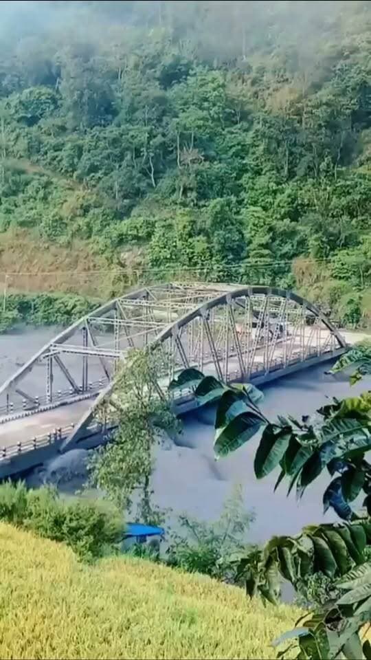 #Nepal:- गोरखा जिले में बूढ़ी गंडकी नदी बना सोती खोला पुल भयंकर बाढ़ में बह गया,,लोग देखते रहे,, #वायरल #facbookviralvideo #nepal