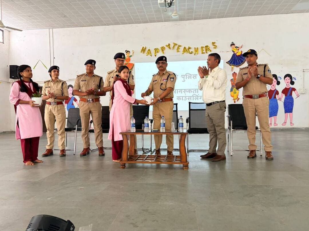 *एकलव्य आवासीय विद्यालय में विद्यार्थियों को यातायात, साइबर अपराध एवं नशा मुक्ति के प्रति किया जागरूक*
पुलिस अधीक्षक श्री आशीष खरे के मार्गदर्शन में एकलव्य आवासीय विद्यालय डिण्डौरी में विद्यार्थियों के लिए जागरूकता कार्यक्रम आयोजित किया गया। कार्यक्रम में करीब 200 छात्र-छात्राओं को यातायात नियम, साइबर अपराध से बचाव, महिला सुरक्षा, गुड टच-बैड टच, नशा मुक्ति एवं कैरियर काउंसलिंग के संबंध में जानकारी दी गई।
थाना प्रभारी यातायात श्री सुभाष उइके ने सड़क सुरक्षा एवं यातायात नियमों, प्रधान आरक्षक श्री मुकेश प्रधान ने साइबर अपराध एवं सुरक्षित इंटरनेट उपयोग तथा उप निरीक्षक श्रीमती गंगोत्री तुरकर ने महिला सुरक्षा की जानकारी दी। एसडीओपी श्री सतीश द्विवेदी ने विद्यार्थियों को नशे के दुष्परिणामों से अवगत कराया तथा साइबर वित्तीय धोखाधड़ी से बचाव एवं हेल्पलाइन नंबरों की जानकारी दी।
पुलिस अधीक्षक श्री आशीष खरे ने विद्यार्थियों को कैरियर निर्माण के लिए अपनी रुचि एवं क्षमता के अनुरूप लक्ष्य निर्धारित कर अनुशासन, समय प्रबंधन एवं नियमित अध्ययन के साथ तैयारी करने के लिए प्रेरित किया।
विद्यार्थियों ने पुलिस सेवा, कैरियर एवं साइबर सुरक्षा सहित विभिन्न विषयों पर प्रश्न पूछे, जिनका अधिकारियों द्वारा समाधान किया गया।
कार्यक्रम में विद्यालय के प्राचार्य श्री राजेश सिंह तोमर, पुलिस अधिकारी-कर्मचारी, शिक्षकगण एवं छात्र-छात्राएं उपस्थित रहे। पुलिस विभाग ने विद्यार्थियों से यातायात नियमों का पालन करने, साइबर सुरक्षा के प्रति सतर्क रहने और नशे से दूर रहने की अपील की।
#Dindori #DindoriPolice #MadhyaPradeshPolice #SPAshishKhare #TrafficAwareness #RoadSafety #CyberCrimeAwareness #CyberSecurity #WomenSafety #GoodTouchBadTouch #DrugDeAddiction #SayNoToDrugs #CareerCounselling #StudentAwareness #SafeInternet #CyberFraudPrevention #StudentSafety #EklavyaResidentialSchool #DindoriDistrict #collectordindori #JansamparkDindori #JansamparkMP