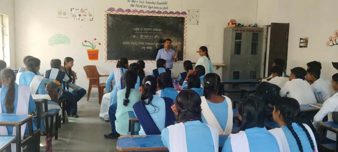 सेवा संकल्प अभियान के तहत विद्यालयों में गूँज रही वीर सैनिकों की वीरगाथा
वीर जवानों के शौर्य, त्याग एवं बलिदान से प्रेरणा ले रहे छात्र-छात्राएं
सेवा संकल्प अभियान के तहत जिला प्रशासन, सारण की पहल पर जिले के विभिन्न विद्यालयों में प्रार्थना सभा एवं चेतना सत्र के दौरान देश के वीर सैनिकों की अदम्य वीरता, साहस, त्याग और बलिदान की गौरवगाथा विद्यार्थियों को सुनाई गई।
इसी क्रम में श्री अवध उच्च विद्यालय, चैनपुर चरिहारा, मशरक में छात्र-छात्राओं ने वीर सैनिकों की प्रेरणादायक गाथाओं के माध्यम से उनके शौर्य एवं राष्ट्र के प्रति समर्पण को याद किया। इस गतिविधि का उद्देश्य बच्चों में देशभक्ति, राष्ट्रप्रेम, अनुशासन तथा देश की रक्षा में तैनात वीर जवानों के प्रति सम्मान की भावना विकसित करना है।
वीर सैनिकों का सम्मान, राष्ट्र का अभिमान!