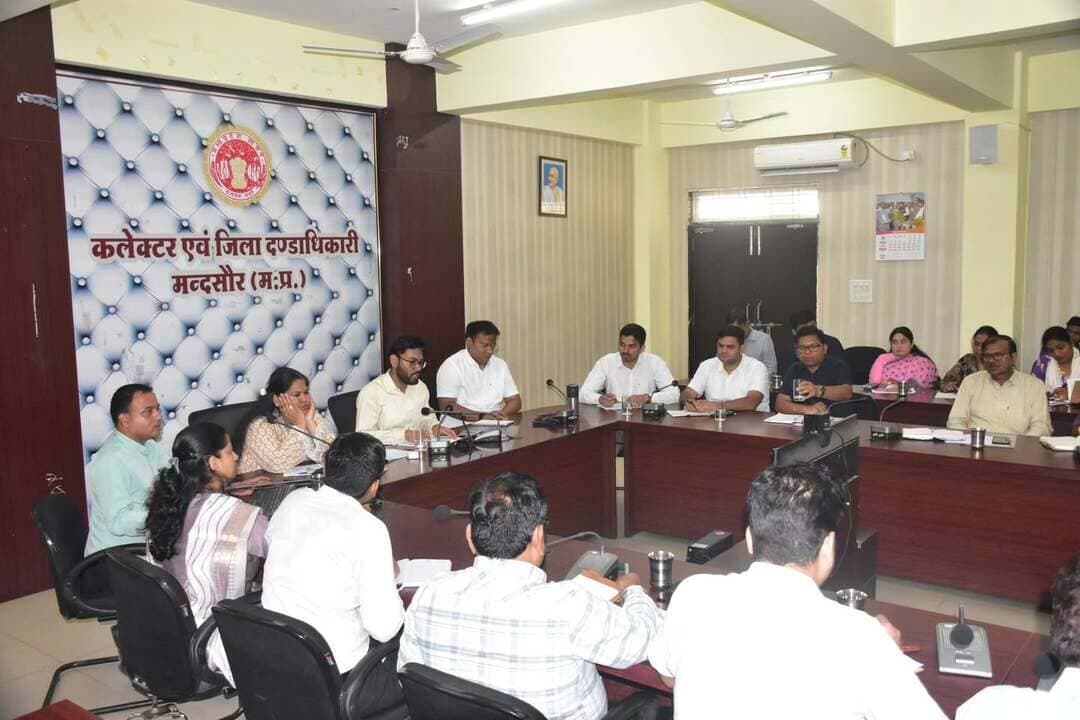 मुख्यमंत्री हेल्पलाइन में लंबित शिकायतों के निराकरण को अधिकारी गंभीरता से लेवे
समय सीमा पत्रों की समीक्षा बैठक में कलेक्टर श्री दिव्यांक सिंह ने दिए निर्देश
समय सीमा पत्रों की समीक्षा बैठक सोमवार को कलेक्टर कार्यालय सभा कक्ष में संपन्न हुई कलेक्टर श्री दिव्यांक सिंह ने विभिन्न विभागों की समीक्षा करते हुए निर्देशित किया कि मुख्यमंत्री हेल्पलाइन में लंबित शिकायतों के निराकरण को अधिकारी गंभीरता से ले खास तौर पर 50 दिनों से लंबित शिकायतों पर फोकस करें बैठक में अपर कलेक्टर श्रीमती एकता जायसवाल सीईओ जिला पंचायत श्री अनुकूल जैन तथा जिला स्तरीय अधिकारी उपस्थित थे
कलेक्टर ने सीएम हेल्पलाइन में समीक्षा के दौरान निर्देशित किया कि राजस्व विभाग में बड़ी ज्यादा संख्या में शिकायत लंबित पड़ी है सभी राजस्व अधिकारी गंभीरता से ध्यान दें कलेक्टर ने सभी अधिकारियों को प्रत्येक दिवस कम से कम एक घंटा सीएम हेल्पलाइन निराकरण को देने के निर्देश दिए सीतामऊ गरोठ तथा मल्हारगढ़ तहसीलदारों की शिकायतें ज्यादा संख्या में लंबित पाई गई है उपरोक्त तहसीलदारों को जानकारी के साथ अगली समय सीमा पत्रों की समीक्षा बैठक में स्वयं उपस्थित होने के निर्देश दिए गए मंदसौर नगर पालिका में
भी लगभग 700 की संख्या में शिकायत लंबित पाई गई कलेक्टर द्वारा नगरपालिका अधिकारी को कारण बताओ सूचना पत्र जारी करने के निर्देश दिए गए
अवैध शराब के विरुद्ध कार्रवाई में एसडीएम सीतामऊ की सराहना
बैठक में कलेक्टर द्वारा जिले में अवैध शराब के विरुद्ध कार्रवाई में और तेजी लाने के निर्देश दिए गए अवैध शराब के विरुद्ध एसडीएम सीतामऊ सुश्री शिवानी गर्ग द्वारा की गई कार्रवाई की कलेक्टर द्वारा सराहना की गई
मिलावट के विरुद्ध कार्रवाई
कलेक्टर ने बैठक में खाद्य एवं औषधि प्रशासन तथा राजस्व विभाग के अधिकारियों को निर्देशित किया कि जिले में त्योहारों के दृष्टिगत खाद्य पदार्थों में मिलावट के विरुद्ध अभियान में तेजी लावे ज्यादा से ज्यादा सैंपलिंग की जाए इस दिशा में मुख्य चिकित्सा एवं स्वास्थ्य अधिकारी को कार्ययोजना तैयार करने के निर्देश दिए
स्वामित्व अभियान की समीक्षा
बैठक में कलेक्टर द्वारा जिले में शासन के महत्वपूर्ण स्वामित्व अभियान के क्रियान्वयन की समीक्षा की गई इस दिशा में भानपुरा गरोठ तथा दलोदा में अच्छा कार्य होने पर संबंधित तहसीलदारों नायब तहसीलदारों की सराहना की गई साथ ही मंदसौर मल्हारगढ़ सीतामऊ सुवासरा को कार्य पर ध्यान देने के लिए निर्देशित किया गया कलेक्टर ने कहा कि मंदसौर जिले को प्रदेश में सर्वाधिक लक्ष्य है परंतु हमें मंदसौर जिले को प्रदेश में अव्वल स्थान पर लाना है
सीएम जन विश्वास का जनसंवाद कैंप 16 अक्टूबर को नारायणगढ़ में
मुख्यमंत्री जन विश्वास अभियान क्रियान्वयन तथा प्रगति की समीक्षा करते हुए कलेक्टर ने कहा कि आगामी कैंप मल्हारगढ़ विकासखंड के अंतर्गत नारायणगढ़ में होगा जहां जन संवाद किया जाएगा सभी अधिकारी तैयारी कर लेवे कलेक्टर ने कहा कि मुख्यमंत्री जन् विश्वास अभियान जिले के सभी विकासखंडो में दो-दो बार हो चुका है सभी अधिकारी मैदानी चुनौतियों तथा समस्याओं शिकायतों के भली भांति अवगत हो चुके होंगे आपके पास डाटा भी तैयार हो चुका है अतः समस्याओं के निराकरण हेतु ठोस कार्य योजना बनाई जाकर निपटान का कार्य किया जाए प्रत्येक अधिकारी लिस्ट बनाएं जिसमें गांव, शिकायत तथा सॉल्यूशन हुआ अथवा नहीं उपरोक्त प्रकार के कॉलम बनाकर जानकारी भरी जाए
स्कूल बसों की फिटनेस चेक की जाए
कलेक्टर ने समय सीमा पत्रों की समीक्षा बैठक में जिला परिवहन अधिकारी को निर्देशित किया कि बच्चों की सुरक्षा के दृष्टिगत सभी स्कूल बसों की फिटनेस एवं परमिट अभियान संचालित कर चेक किए जाएं ओवरलोडिंग के विरुद्ध सतत कार्रवाई जारी रहे
जर्जर भवनों को ध्वस्त करने की समीक्षा
कलेक्टर द्वारा जिले में विभिन्न शासकीय विभागों के अंतर्गत जर्जर हो चुके भवनो की जानकारी ली गई कलेक्टर के निर्देश अनुसार शिक्षा विभाग द्वारा उनके 380 भवनों को जर्जर घोषित करने हेतु जांच करवाई प्रस्ताव लोक निर्माण विभाग को प्रेषित किया गया है जिनमें से लोक निर्माण विभाग द्वारा 324 भवनो को अनफिट घोषित किया जा चुका है 102 भवन ध्वस्त किये जा चुके हैं इसी प्रकार जनपद पंचायतौ के अंतर्गत 375 भवनौ को ध्वस्त करने की स्वीकृति लोक निर्माणविभाग द्वारा मिली है इसके अलावा स्वास्थ्य कृषि तथा अन्य विभागों के भी भवन है जिनको ध्वस्त किया जाना है विभागो द्वारा लोक निर्माण विभाग से जांच करवाई करवा कर भवनो को ध्वस्त करने की कार्रवाई की जा रही है
अवैध होर्डिंग के संबंध में टेंडर में देरी क्यों
बैठक में कलेक्टर ने मंदसौर शहर में अवैध होर्डिंग के विरुद्ध कार्रवाई के संबंधमें नगर पालिका अधिकारी से जानकारी प्राप्त की इस संबंध में टेंडर लगाने में देरी पर कलेक्टर द्वारा नाराजगी व्यक्त करते हुए शीघ्र कार्रवाई के लिए निर्देशित किया गया
गांधी सागर में ओवरलोडिंग नहीं हो
बैठक में कलेक्टर द्वारा जिले के गांधी सागर बांध पर बोट संचालन के संबंध में जानकारी प्राप्त की गई कलेक्टर ने यह सुनिश्चित करने के निर्देश दिए कि किसी भी स्थिति में बांध में संचालित बोट में ओवरलोडिंग नहीं हो सुरक्षा का पूरा ध्यान रखा जाए
अतिक्रमण के विरुद्ध कार्रवाई करें
कलेक्टर द्वारा सभी एसडीएम तथा राजस्व अधिकारियों को निर्देशित किया गया कि अतिक्रमण के विरुद्ध कार्रवाई लगातार संचालित की जाए कलेक्टर ने नाराजगी व्यक्त करते हुए कहा कि राजस्व अधिकारियों द्वारा अतिक्रमण संबंधी कार्रवाई की रिपोर्टिंग नहीं की जा रही है
अवैध कॉलोनीयों के विरुद्ध कार्रवाई के निर्देश
कलेक्टर द्वारा सभी एसडीएम तहसीलदारों को निर्देशित किया गया कि अवैध कॉलोनीयो के संबंध में किसी प्रकार की शिकायत नहीं आना चाहिए प्रकरणों में तत्काल कार्रवाई की जाए अवैध कॉलोनी का निर्माण नहीं हो यह सुनिश्चित करें जहा भी अवैध कॉलोनी के निर्माण किए जाते हैं वहां प्रारंभ से ही कार्रवाई कर दी जाए कलेक्टर ने बताया कि प्रशासन द्वारा अवैध कॉलोनी संबंधी दो प्रकरणों को लोकायुक्त को भिजवाया गया है इस मामले में जिला प्रशासन सख्ती से कार्य कर रहा है
सभी एम्बुलेंस वाहनों की फिटनेस चेक होगी
बैठक में कलेक्टर द्वारा जिला स्वास्थ्य विभाग के एंबुलेंस वाहनों की उपलब्धता की समीक्षा की गई मुख्य चिकित्सा एवं स्वास्थ्य अधिकारी को सख्ती से निर्देशित किया कि जिले में एंबुलेंस वाहनों की उपलब्धता 24 घंटे सुनिश्चित करें एंबुलेंस वाहनों की मरम्मत में देरी नहीं की जाए वाहन ड्राइवर तथा अन्य संसाधनों के साथ रोगियों के लिए 24 घंटे उपलब्ध रहे इस मामले में लापरवाही कतई बर्दाश्त नहीं की जाएगी कलेक्टर ने जिला परिवहन अधिकारी को निर्देशित किया कि अभियान संचालित कर जिले के स्वास्थ्य विभाग के सभी एंबुलेंस 108 वाहनों की फिटनेस चेक करके रिपोर्ट दे
बैठक में कलेक्टर श्री दिव्यांक सिंह द्वारा शहर में बाल भिक्षावृत्ति पर नियंत्रण के संबंध में महिला बाल विकास अधिकारी को निर्देशित किया जिले की जल संरचनाओं को वेटलैंड घोषित करने की कार्रवाई के संबंध में जानकारी दी गई
#मंदसौर
#Mandsaur
